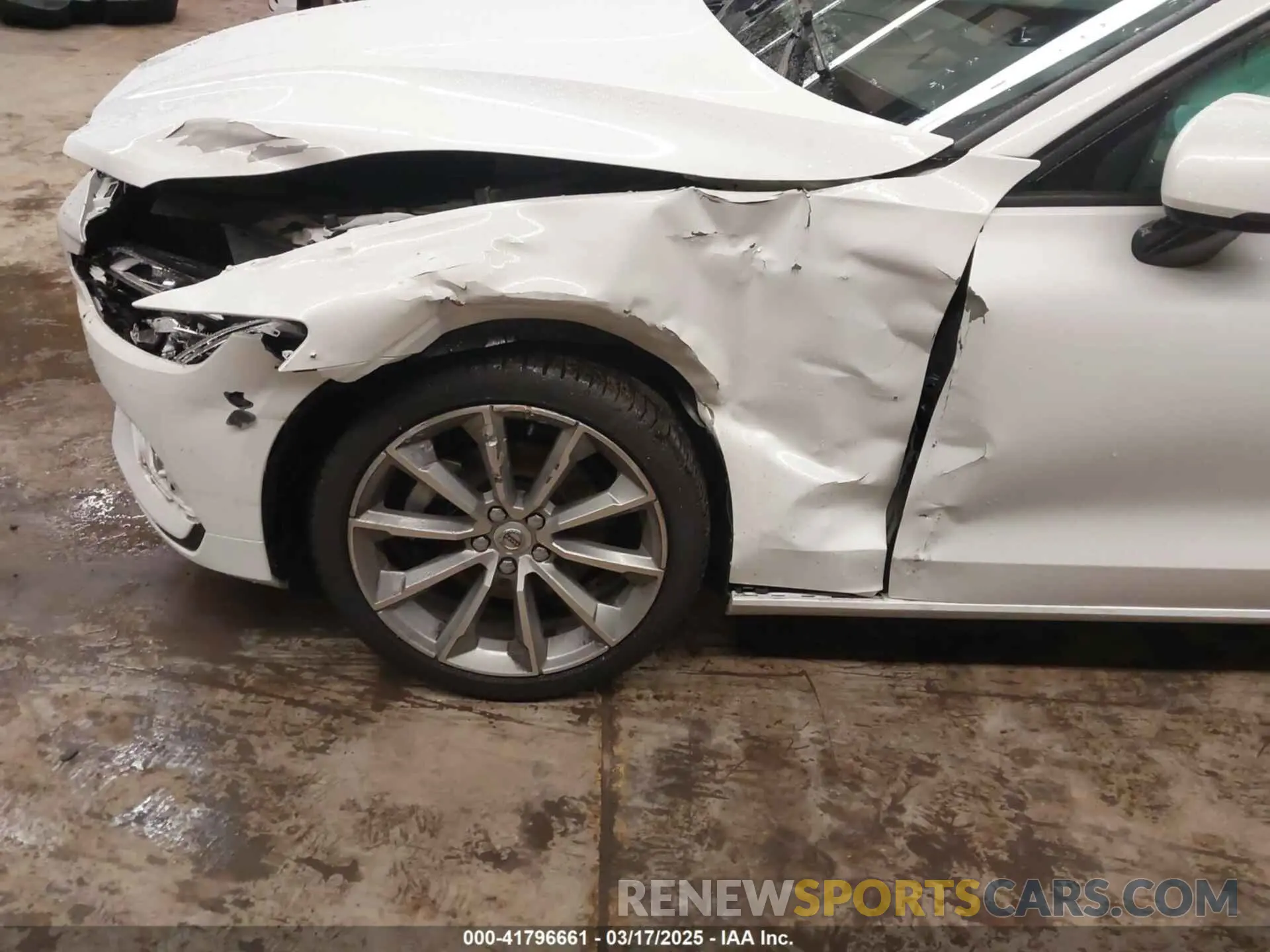 19 Photograph of a damaged car 7JR102FK7MG102659 VOLVO S60 2021