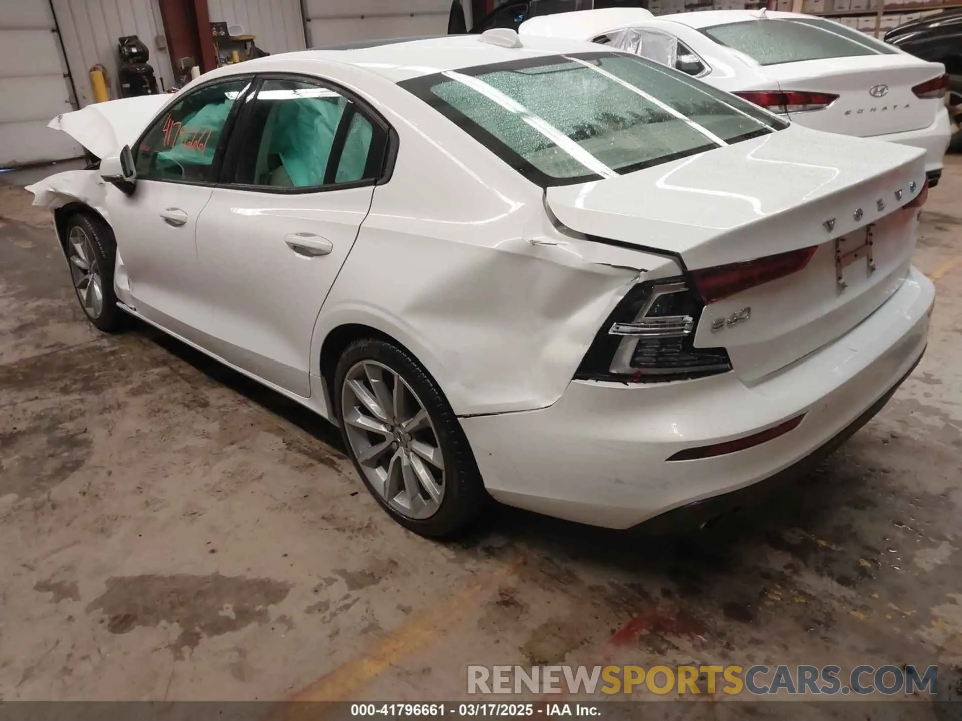 3 Photograph of a damaged car 7JR102FK7MG102659 VOLVO S60 2021