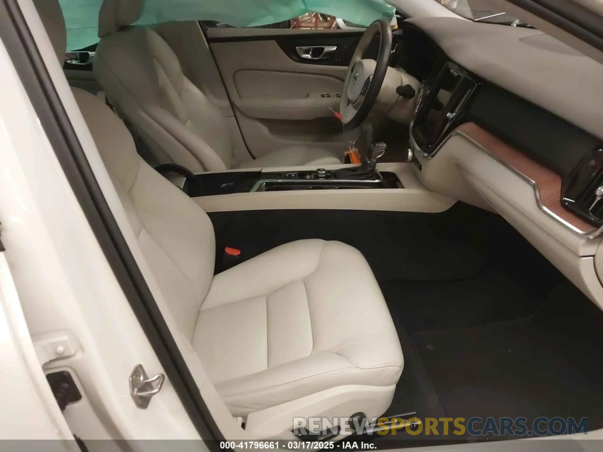 5 Photograph of a damaged car 7JR102FK7MG102659 VOLVO S60 2021