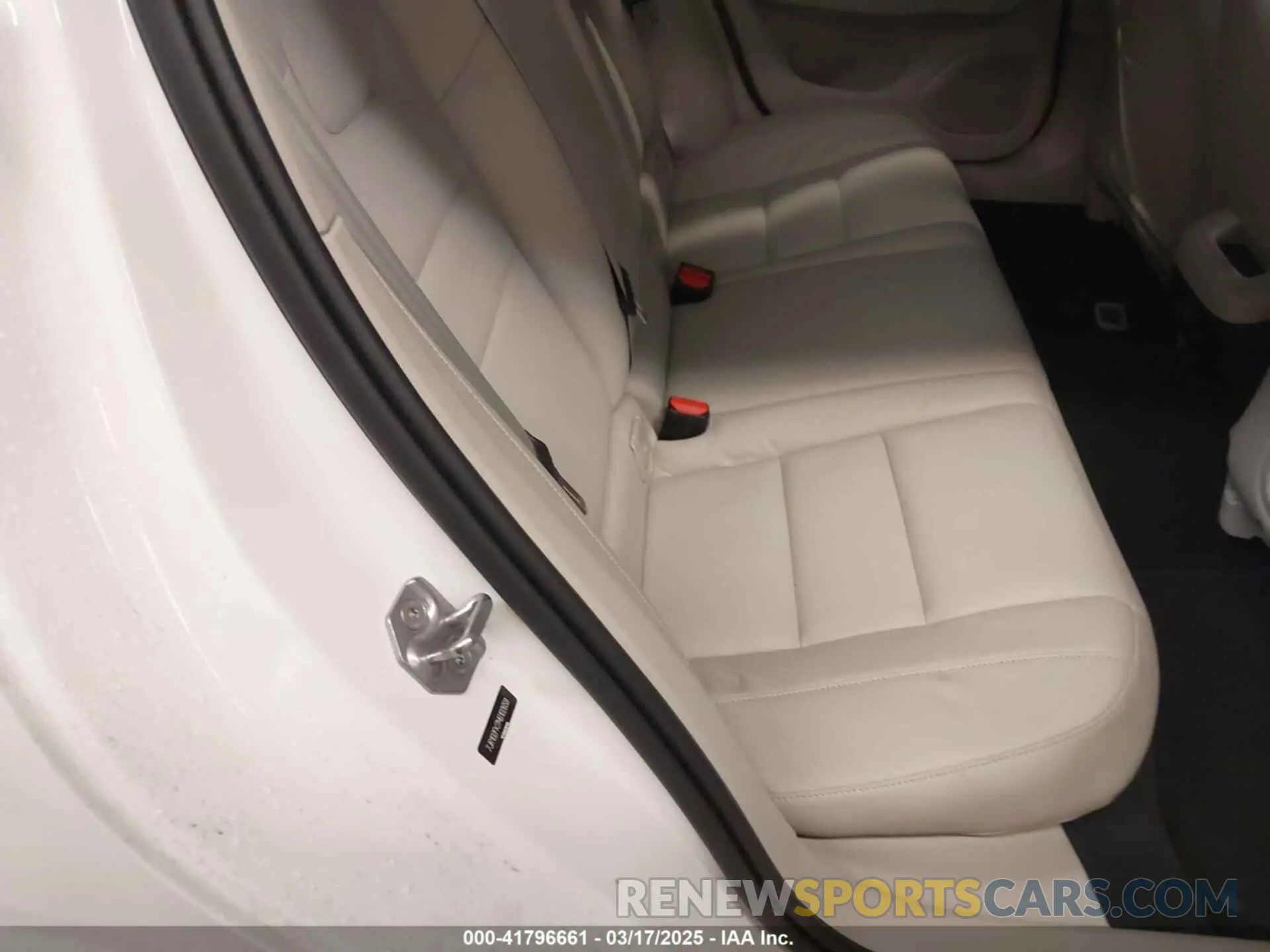 8 Photograph of a damaged car 7JR102FK7MG102659 VOLVO S60 2021