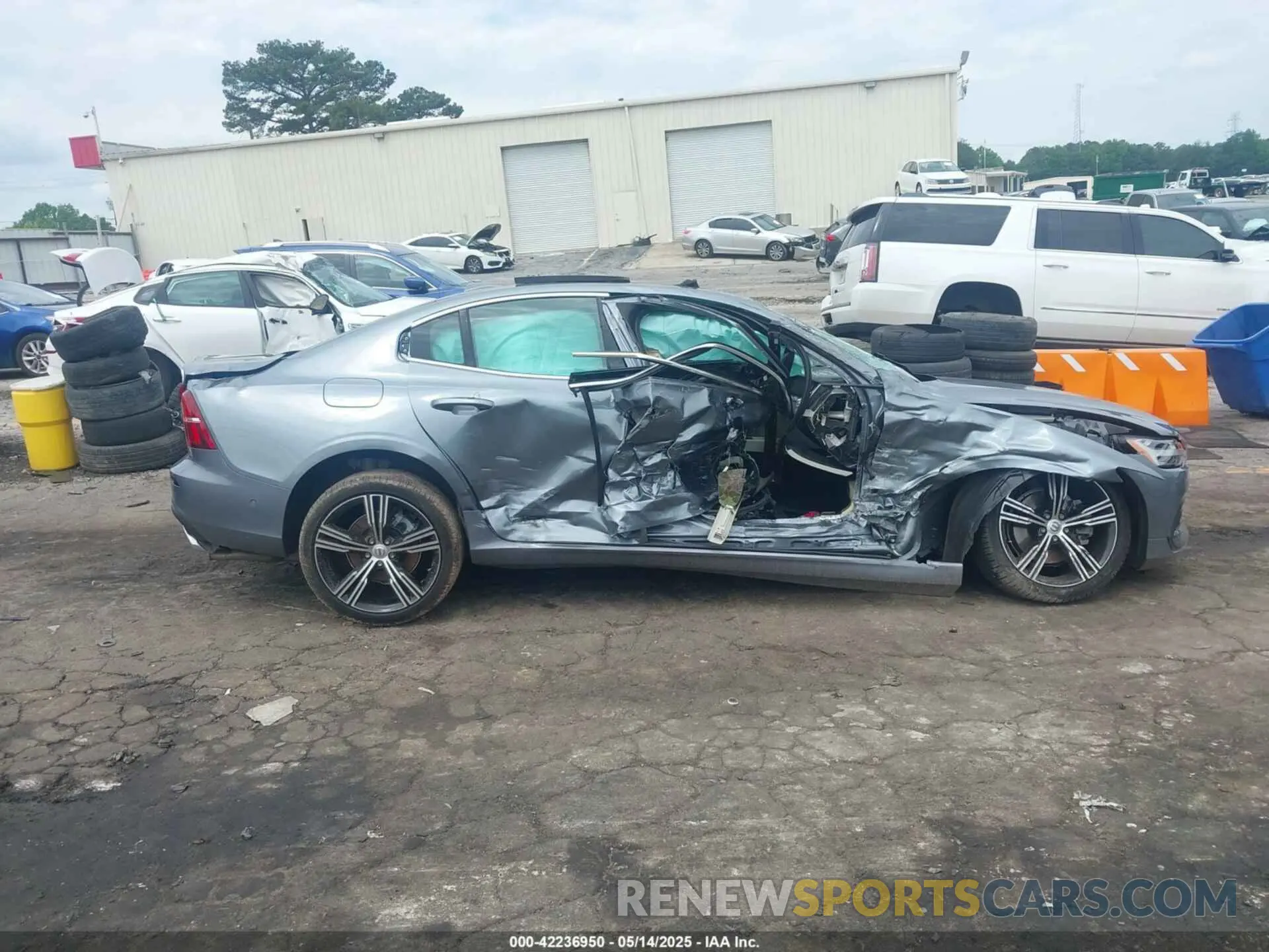 13 Photograph of a damaged car 7JR102FL3MG122965 VOLVO S60 2021