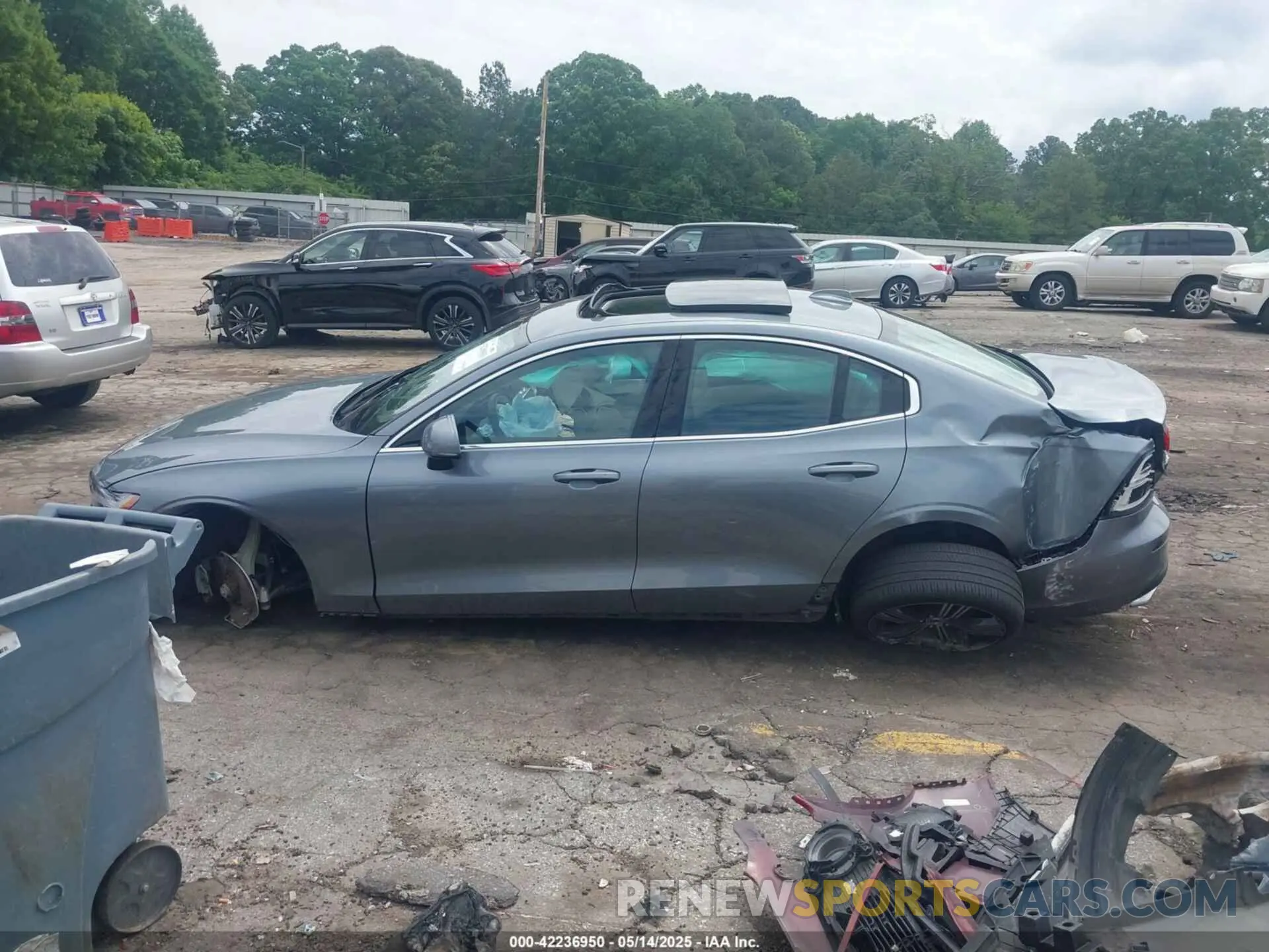 14 Photograph of a damaged car 7JR102FL3MG122965 VOLVO S60 2021