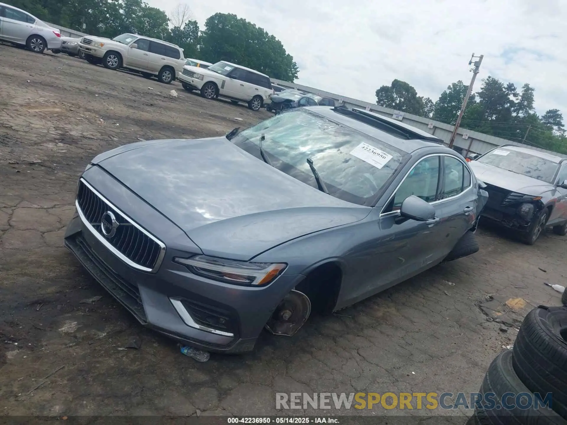 2 Photograph of a damaged car 7JR102FL3MG122965 VOLVO S60 2021