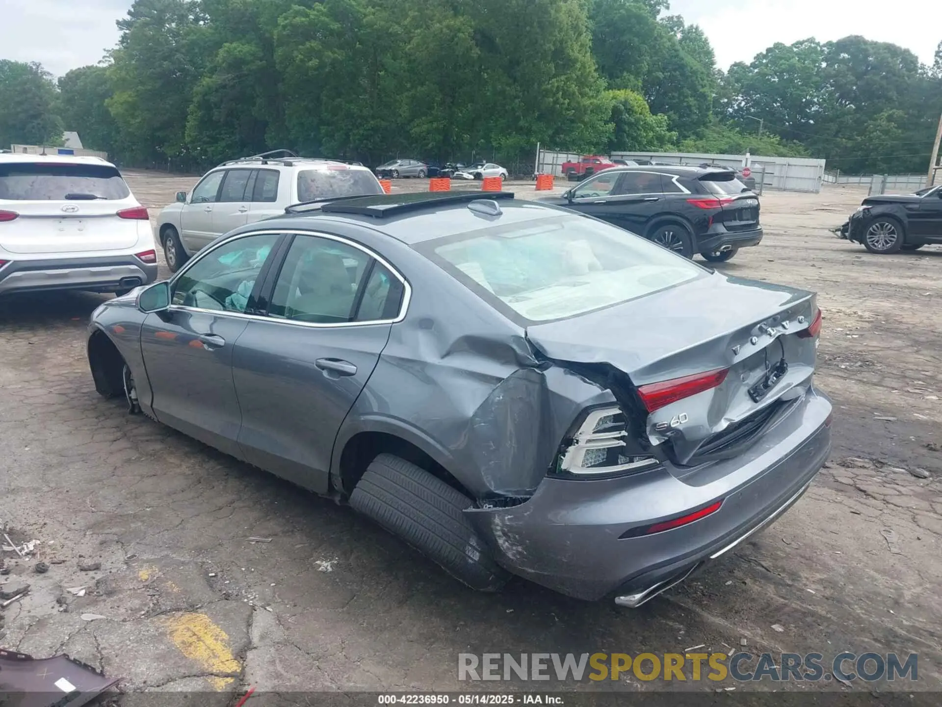 3 Photograph of a damaged car 7JR102FL3MG122965 VOLVO S60 2021
