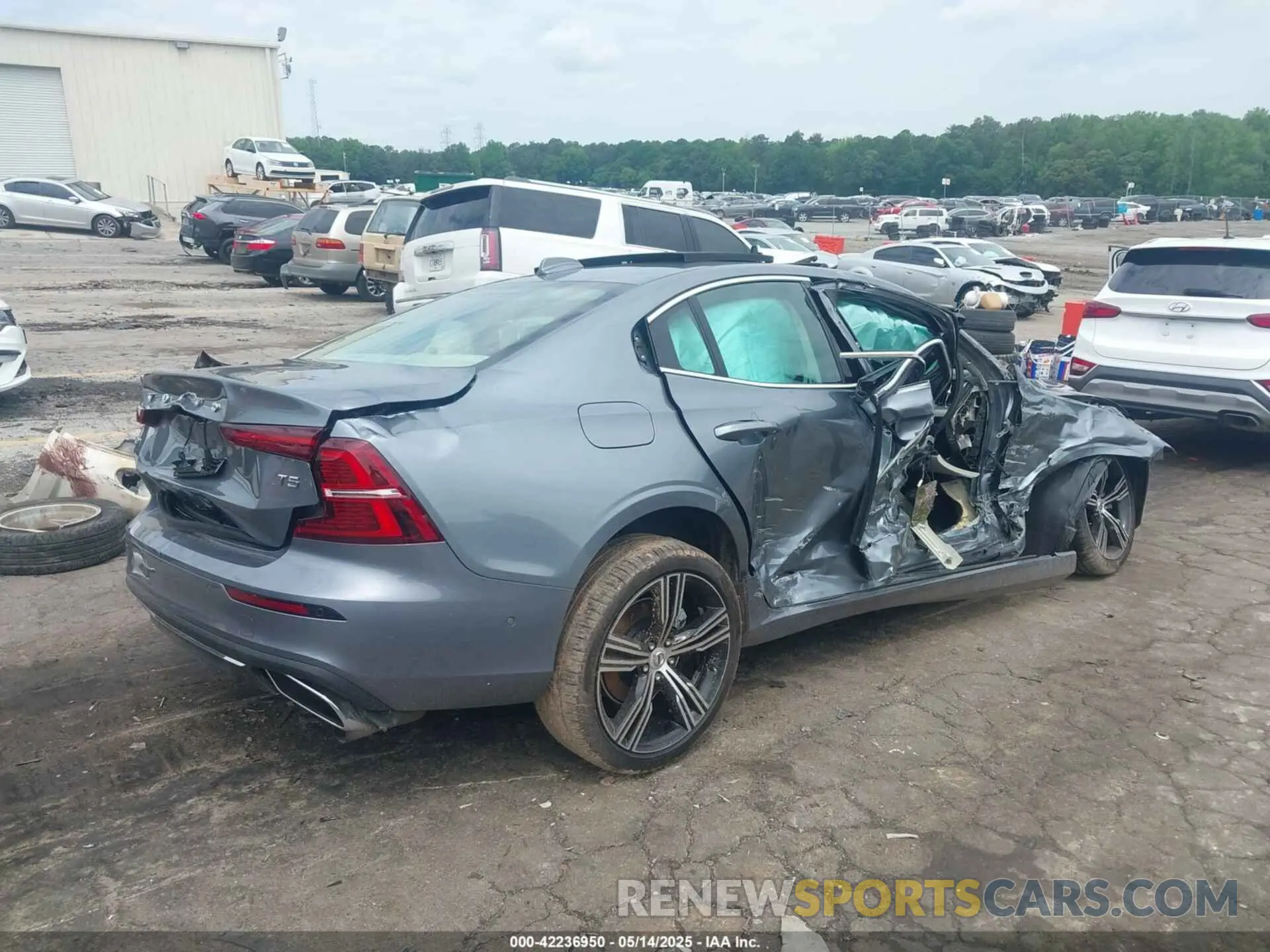 4 Photograph of a damaged car 7JR102FL3MG122965 VOLVO S60 2021