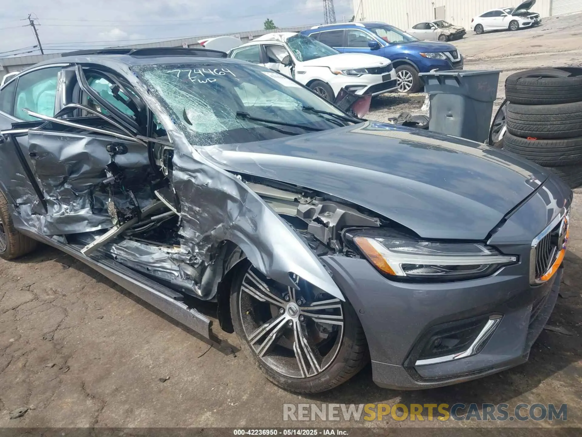 6 Photograph of a damaged car 7JR102FL3MG122965 VOLVO S60 2021