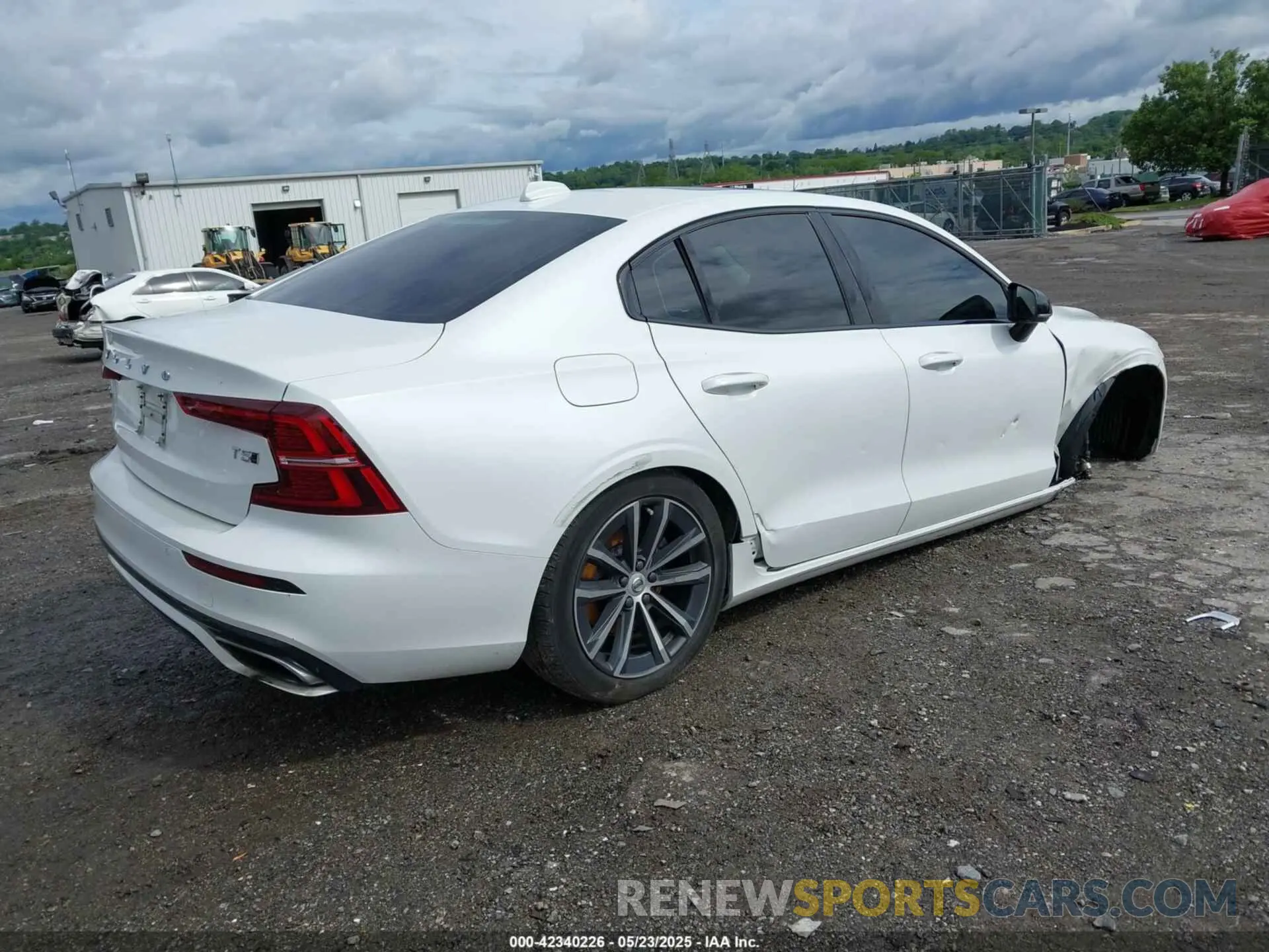 4 Фотография поврежденного автомобиля 7JR102TZ4MG117993 VOLVO S60 2021