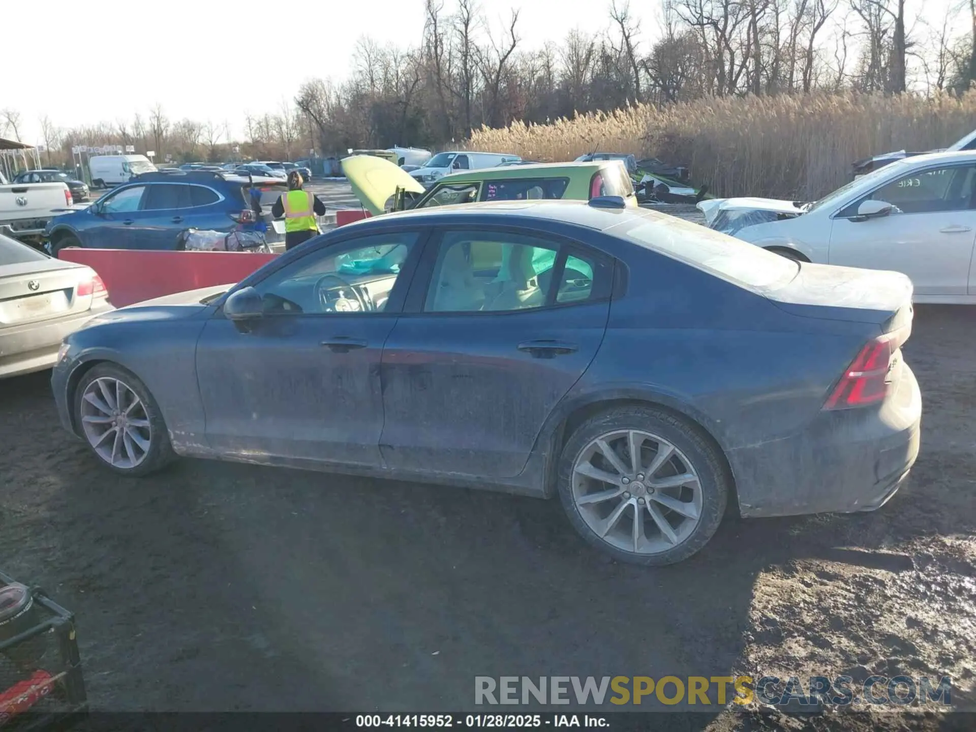 15 Photograph of a damaged car 7JR102TZ9MG118072 VOLVO S60 2021