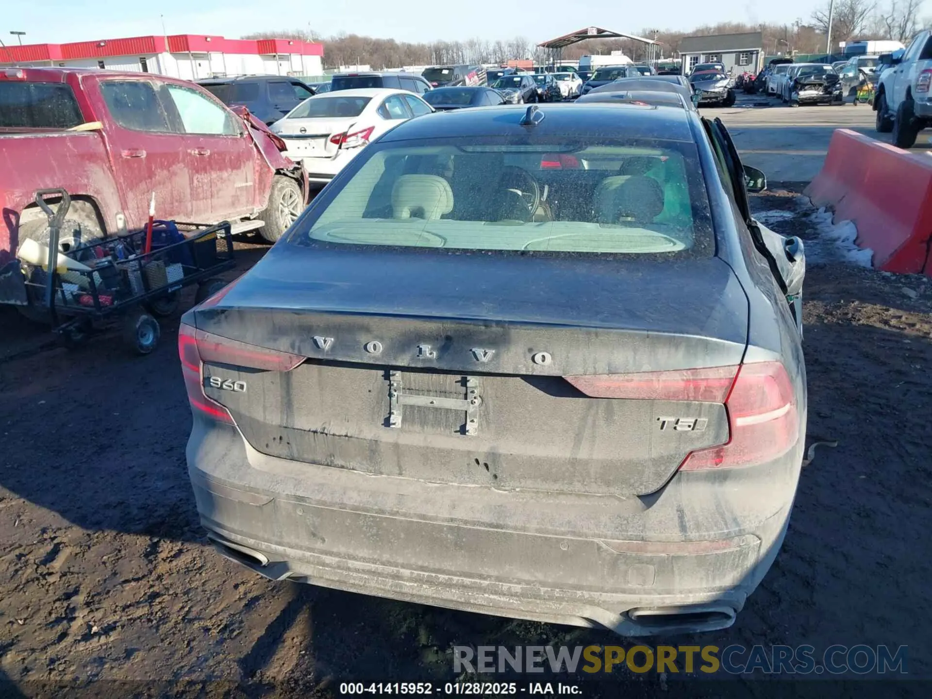 17 Photograph of a damaged car 7JR102TZ9MG118072 VOLVO S60 2021