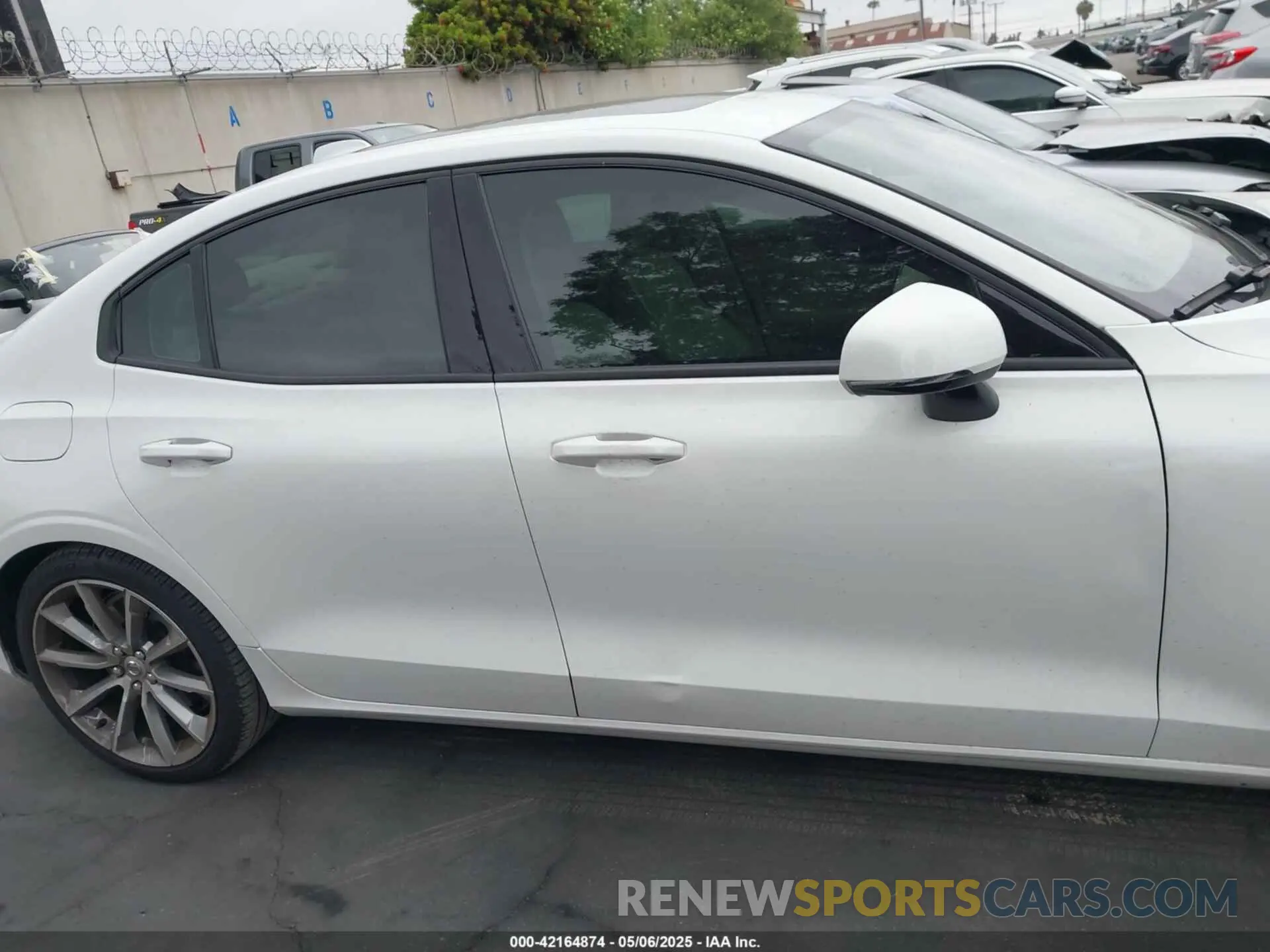 14 Photograph of a damaged car 7JRA22TK5MG094639 VOLVO S60 2021