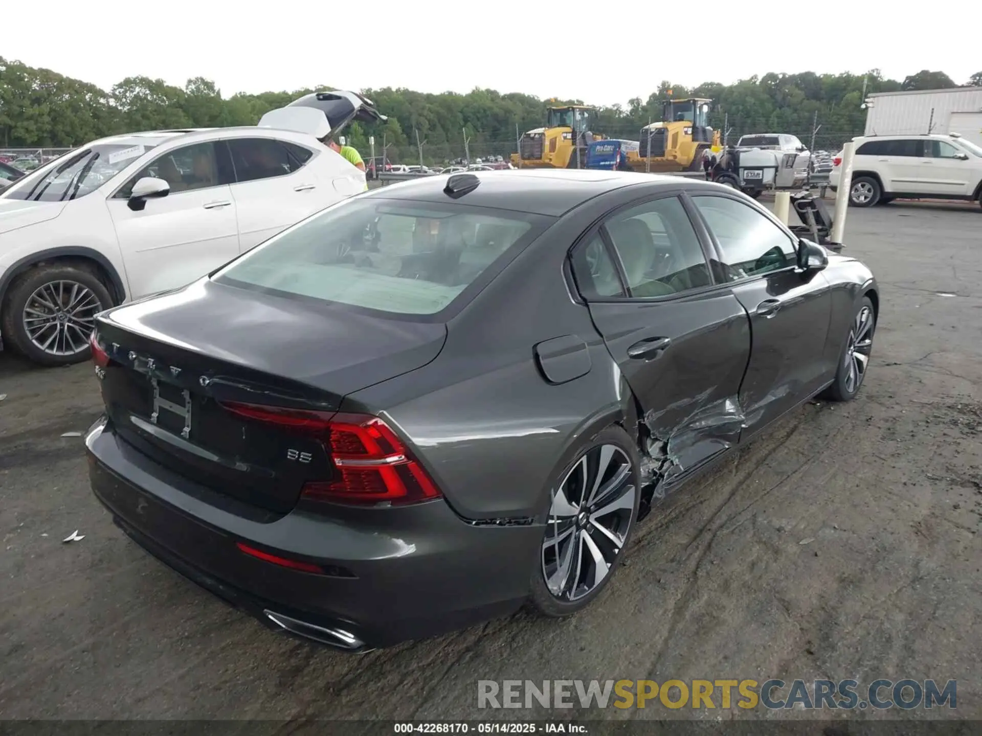 4 Photograph of a damaged car 7JRL12FZ0NG154042 VOLVO S60 2022