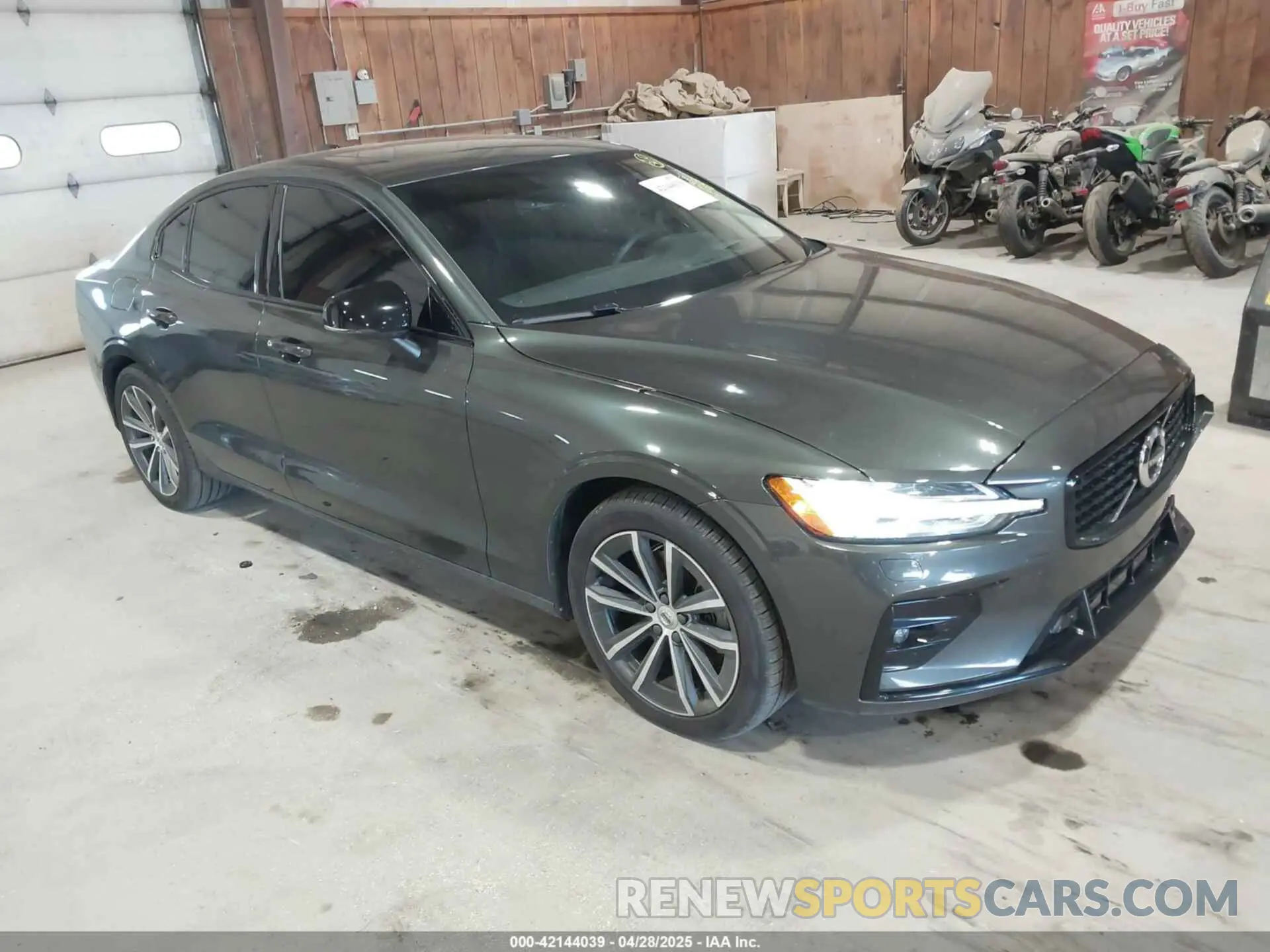 1 Photograph of a damaged car 7JRL12TZ1NG192240 VOLVO S60 2022