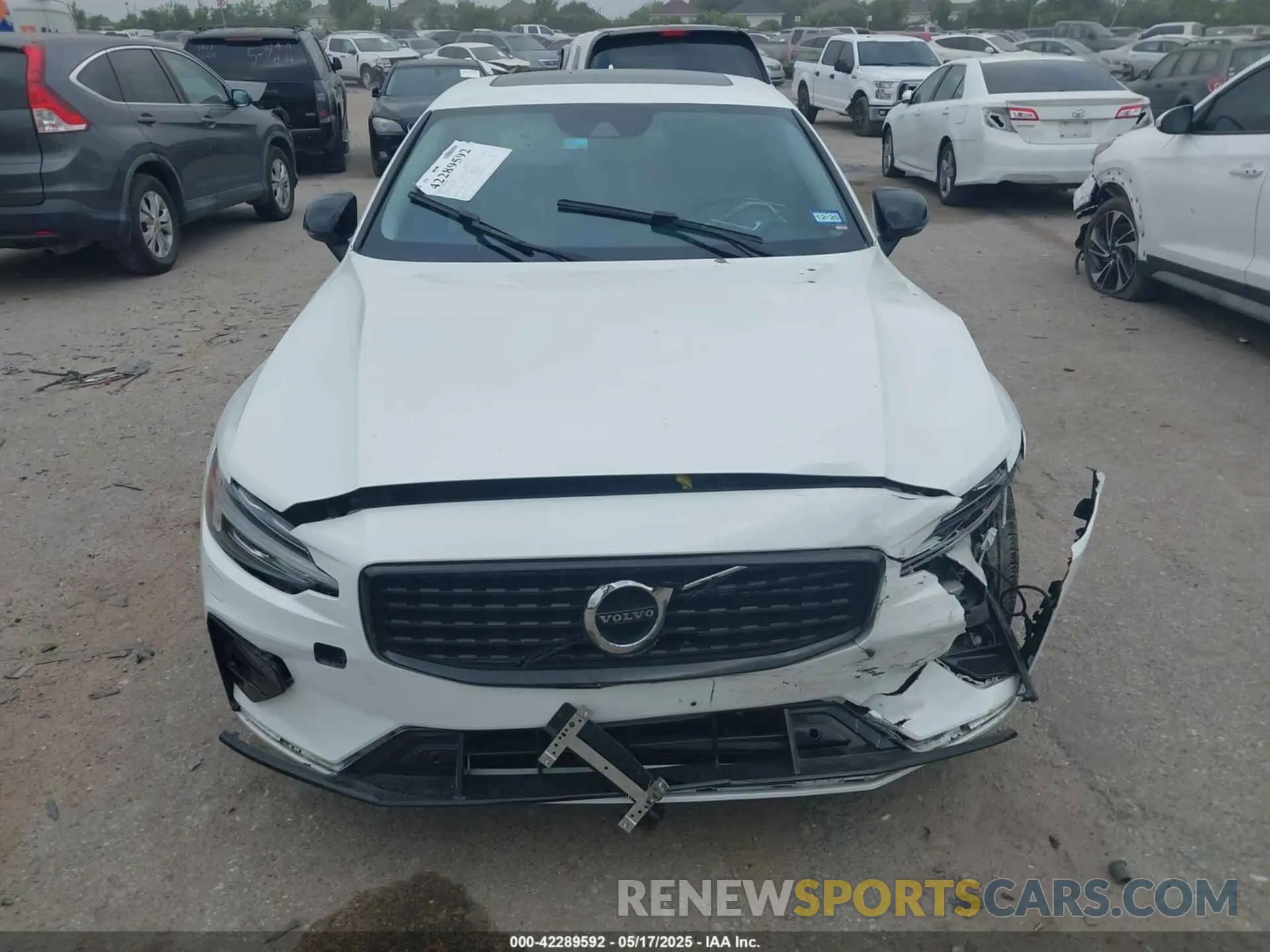12 Photograph of a damaged car 7JRL12TZ5NG161962 VOLVO S60 2022