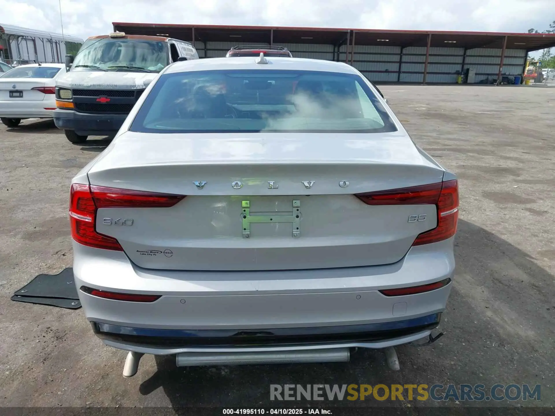 16 Photograph of a damaged car 7JRL12FK9RG319109 VOLVO S60 2024