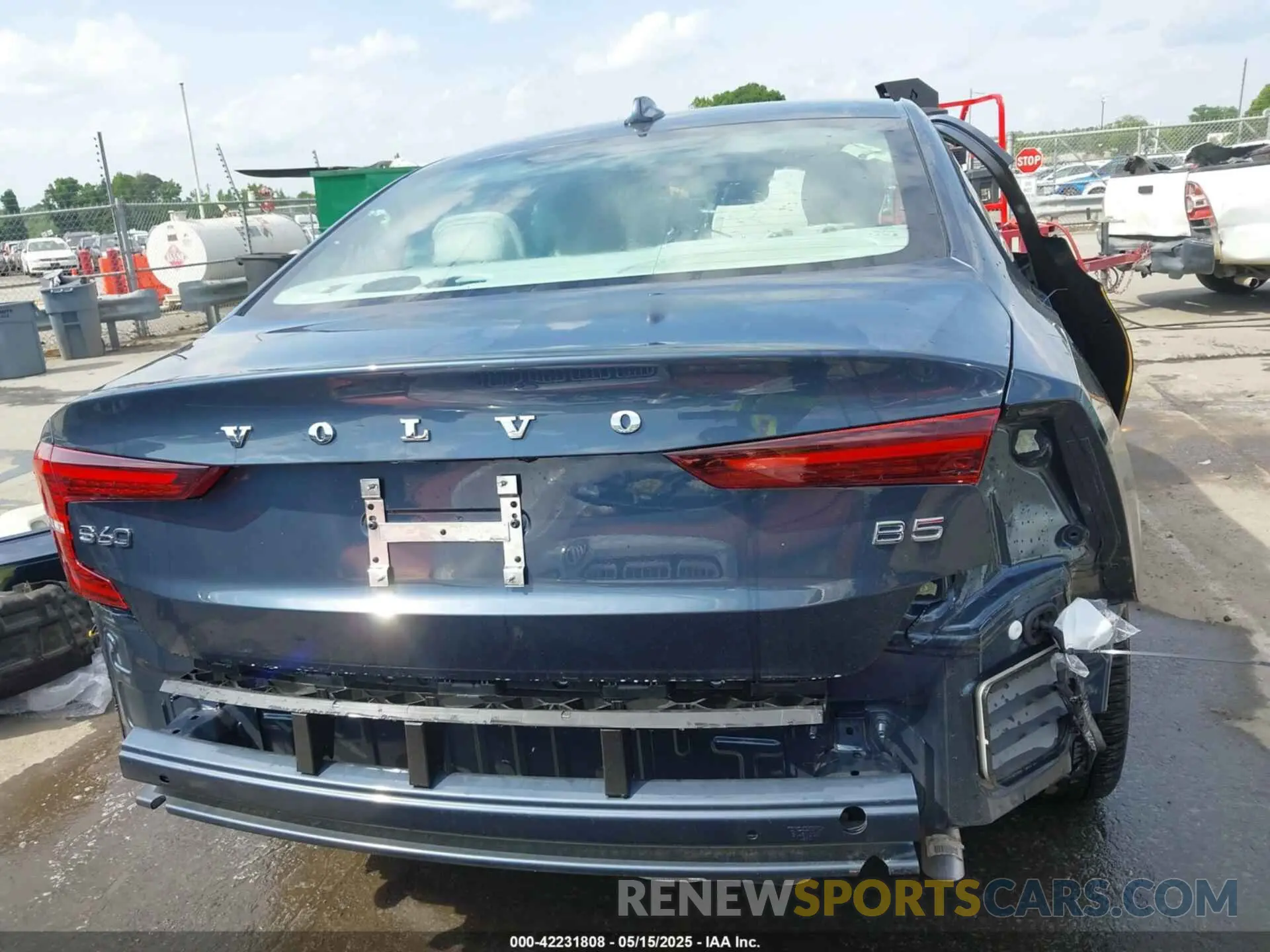 17 Photograph of a damaged car 7JRL12FL9RG294057 VOLVO S60 2024