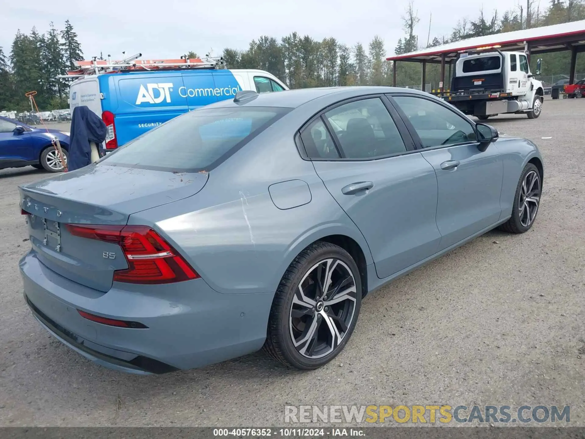 4 Photograph of a damaged car 7JRL12FL9RG294348 VOLVO S60 2024
