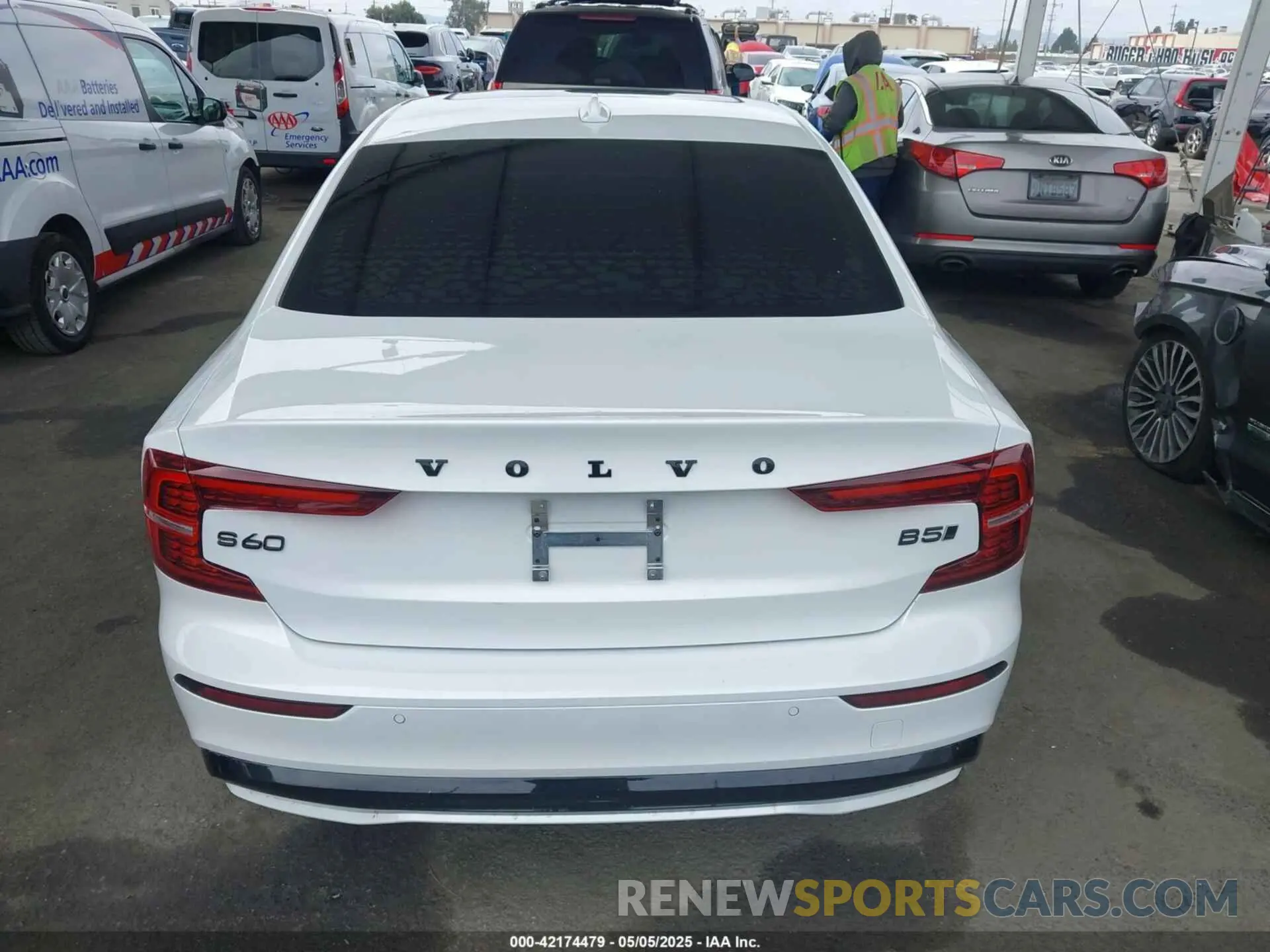 17 Photograph of a damaged car 7JRL12TH4RG305580 VOLVO S60 2024