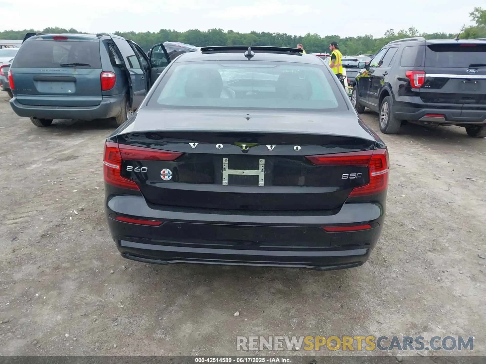 16 Photograph of a damaged car 7JRL12TK3RG297323 VOLVO S60 2024
