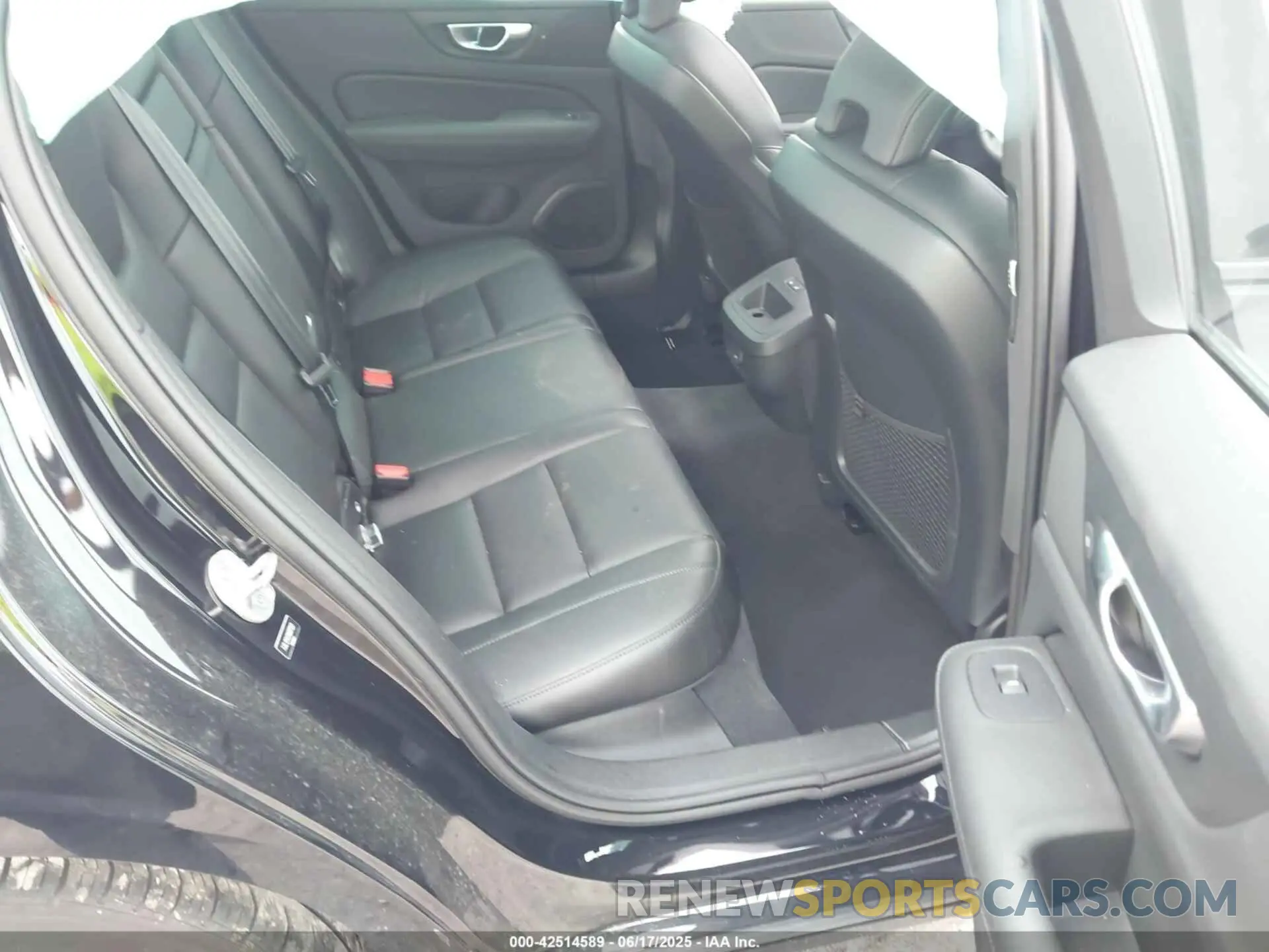 8 Photograph of a damaged car 7JRL12TK3RG297323 VOLVO S60 2024