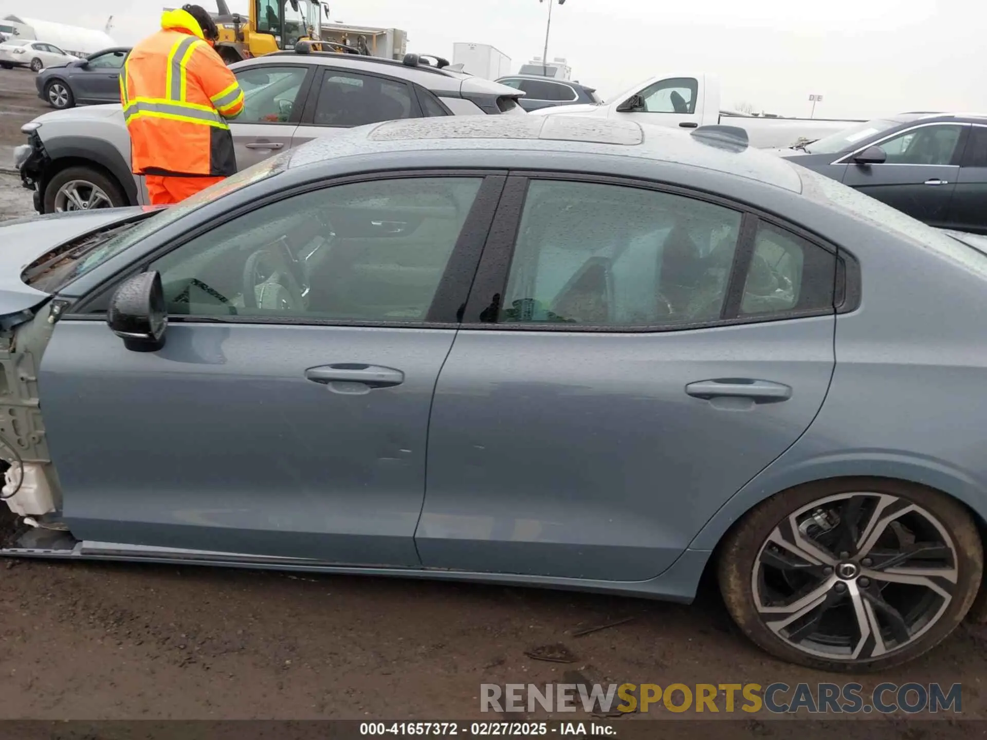14 Photograph of a damaged car 7JRL12TL5RG289457 VOLVO S60 2024