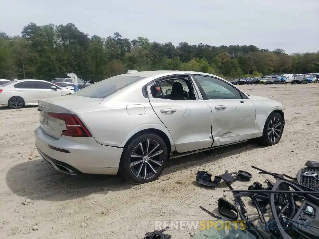 3 Photograph of a damaged car 7JRL12FZ5NG154246 VOLVO S60 B5 MOM 2022