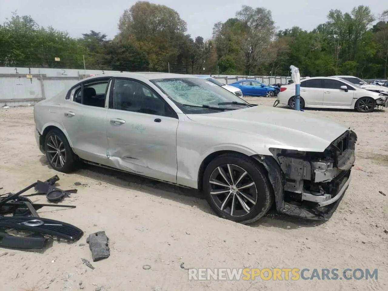 4 Photograph of a damaged car 7JRL12FZ5NG154246 VOLVO S60 B5 MOM 2022