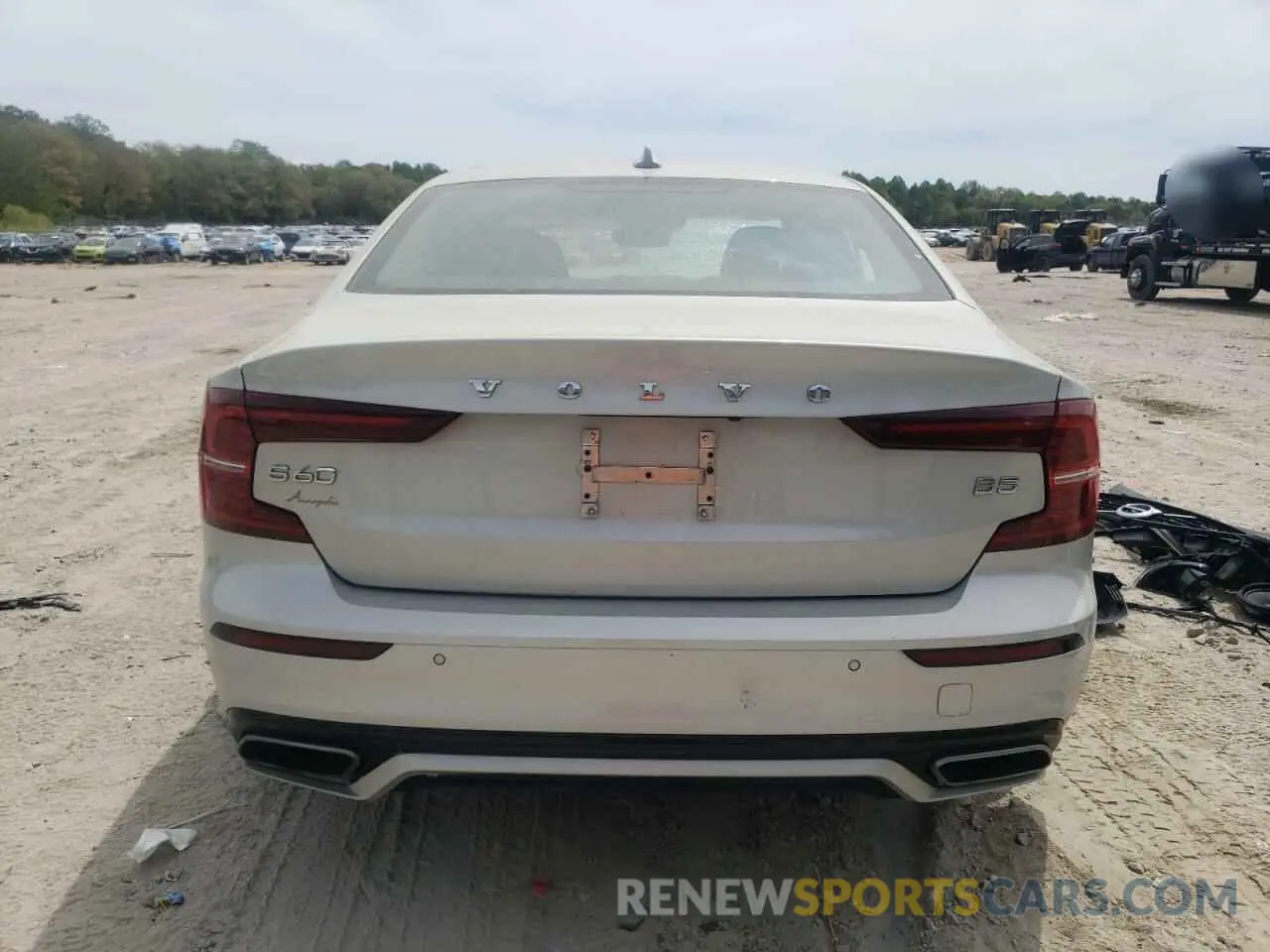 6 Photograph of a damaged car 7JRL12FZ5NG154246 VOLVO S60 B5 MOM 2022