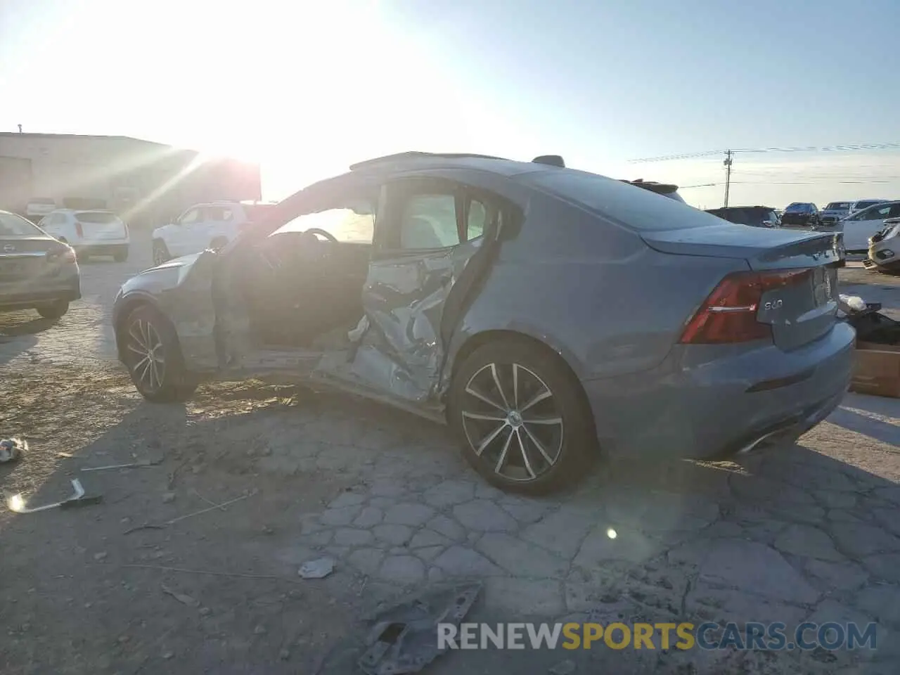 2 Photograph of a damaged car 7JRL12FZ5NG154635 VOLVO S60 B5 MOM 2022