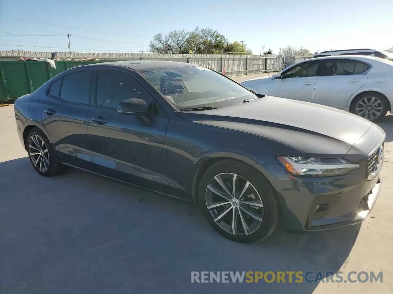 4 Photograph of a damaged car 7JRL12TZ1NG175700 VOLVO S60 B5 MOM 2022