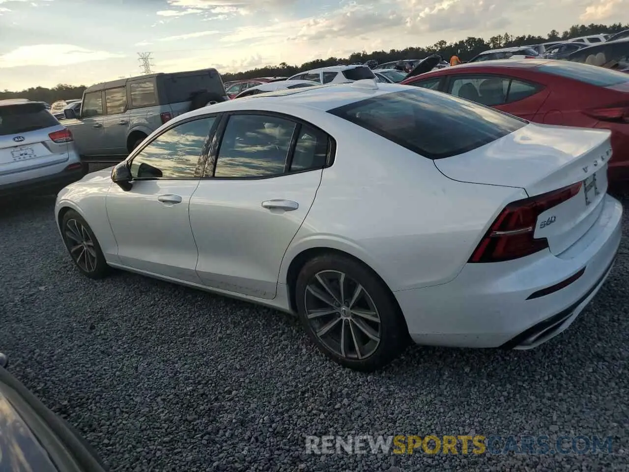 2 Photograph of a damaged car 7JRL12TZ7NG172610 VOLVO S60 B5 MOM 2022