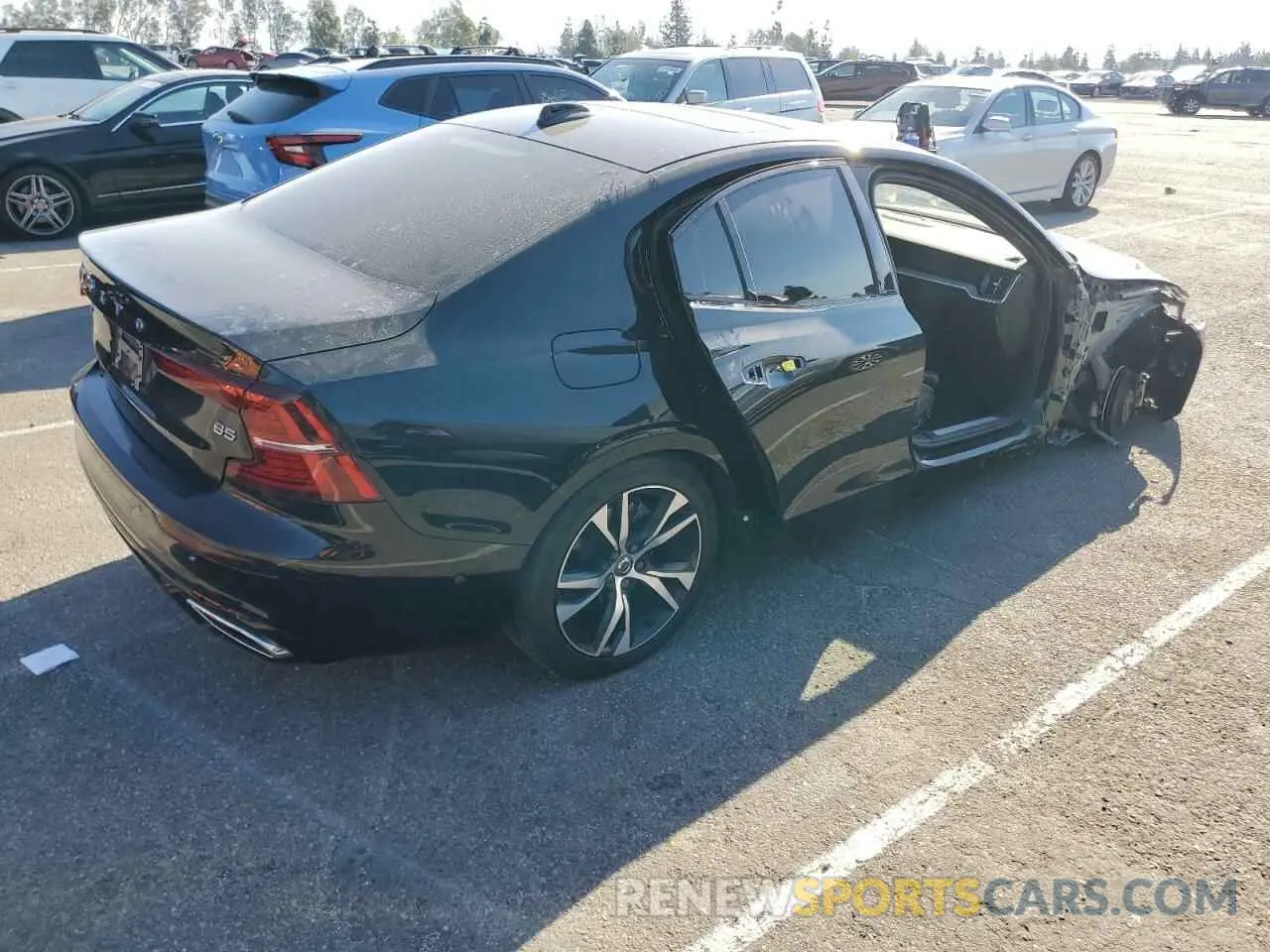3 Photograph of a damaged car 7JRL12FM1NG165149 VOLVO S60 B5 R-D 2022