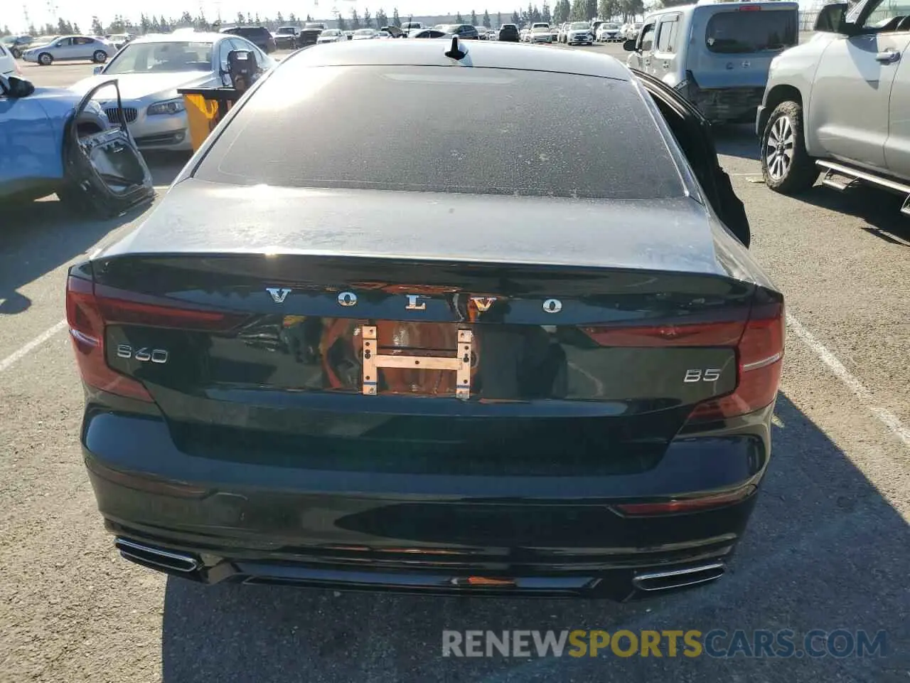 6 Photograph of a damaged car 7JRL12FM1NG165149 VOLVO S60 B5 R-D 2022