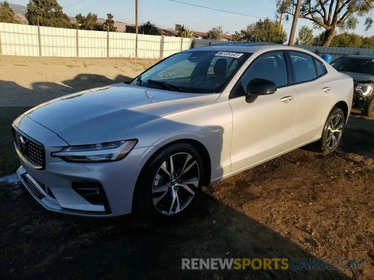 1 Фотография поврежденного автомобиля 7JRL12FK2RG321378 VOLVO S60 CORE 2024