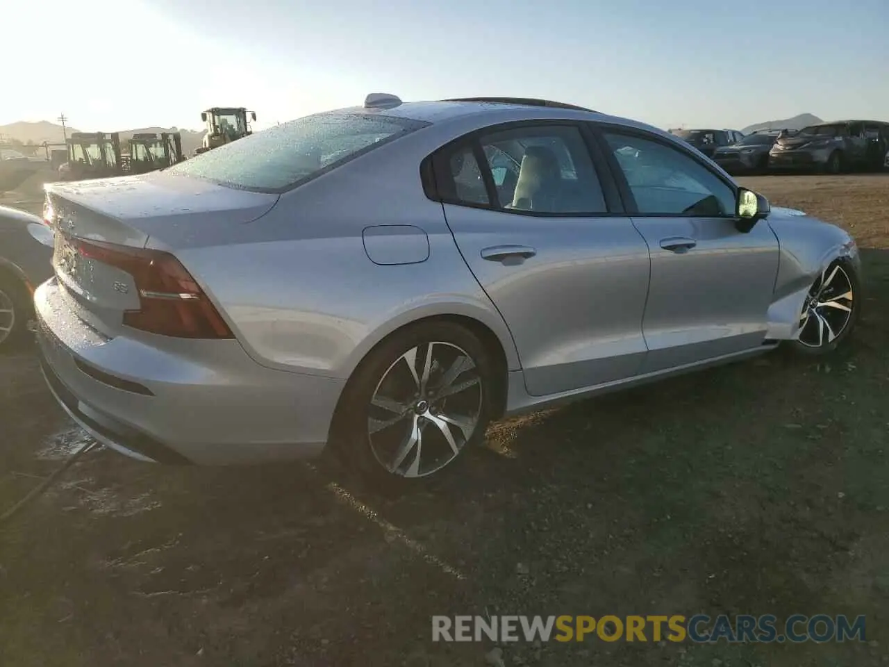 3 Фотография поврежденного автомобиля 7JRL12FK2RG321378 VOLVO S60 CORE 2024