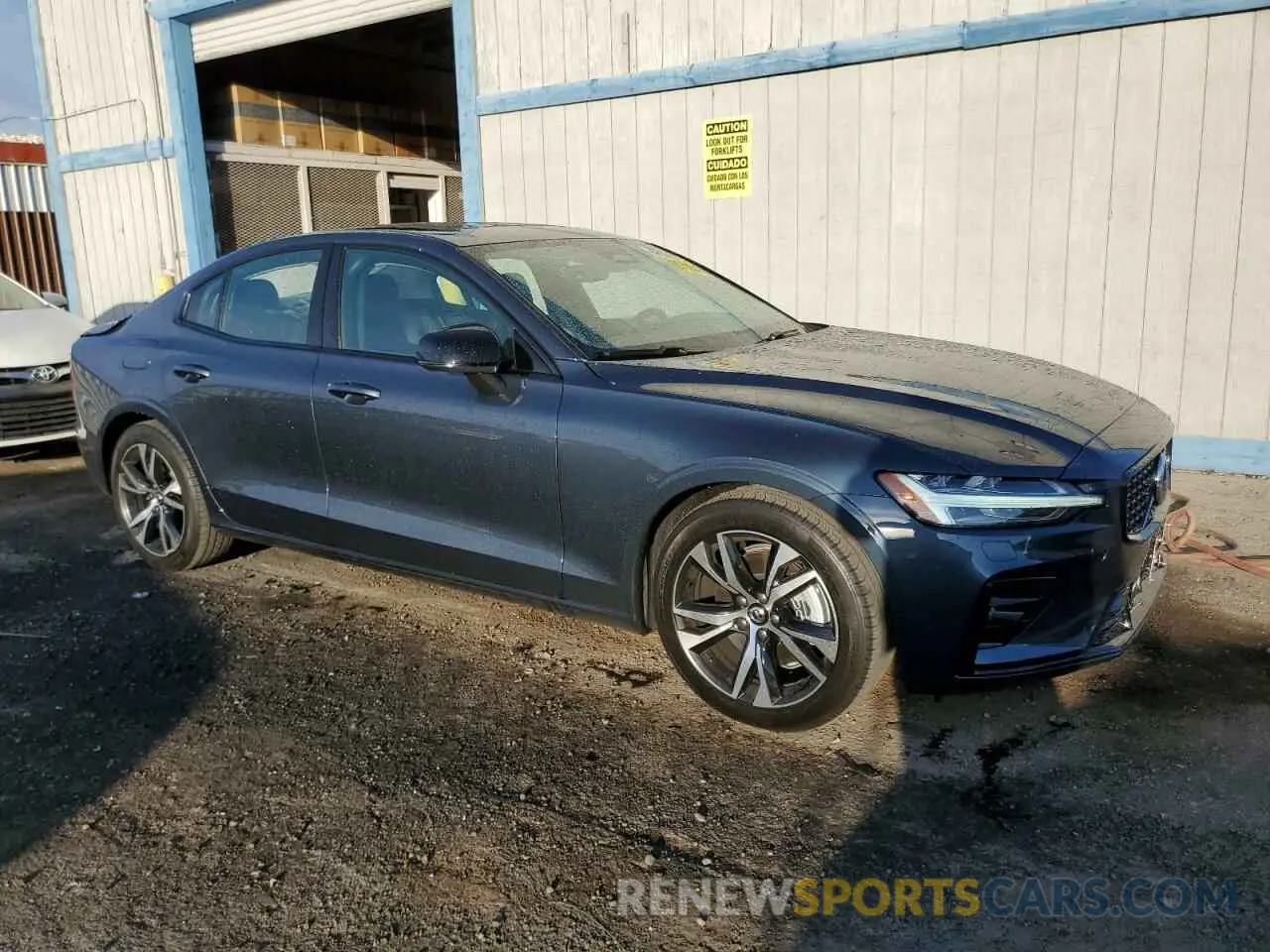 4 Фотография поврежденного автомобиля 7JRL12FJ7SG364479 VOLVO S60 CORE 2025