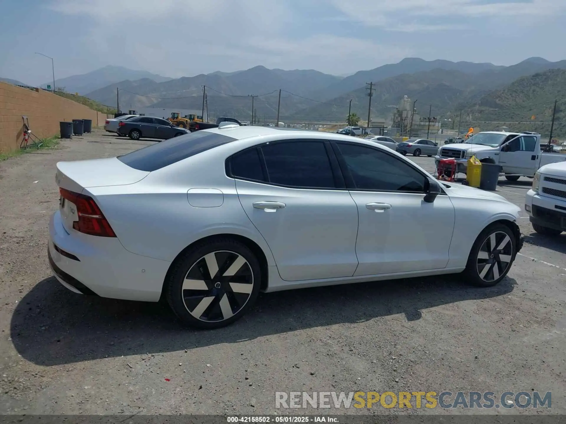 14 Photograph of a damaged car 7JRH60FC3SG368736 VOLVO S60 PLUG-IN HYBRID 2025