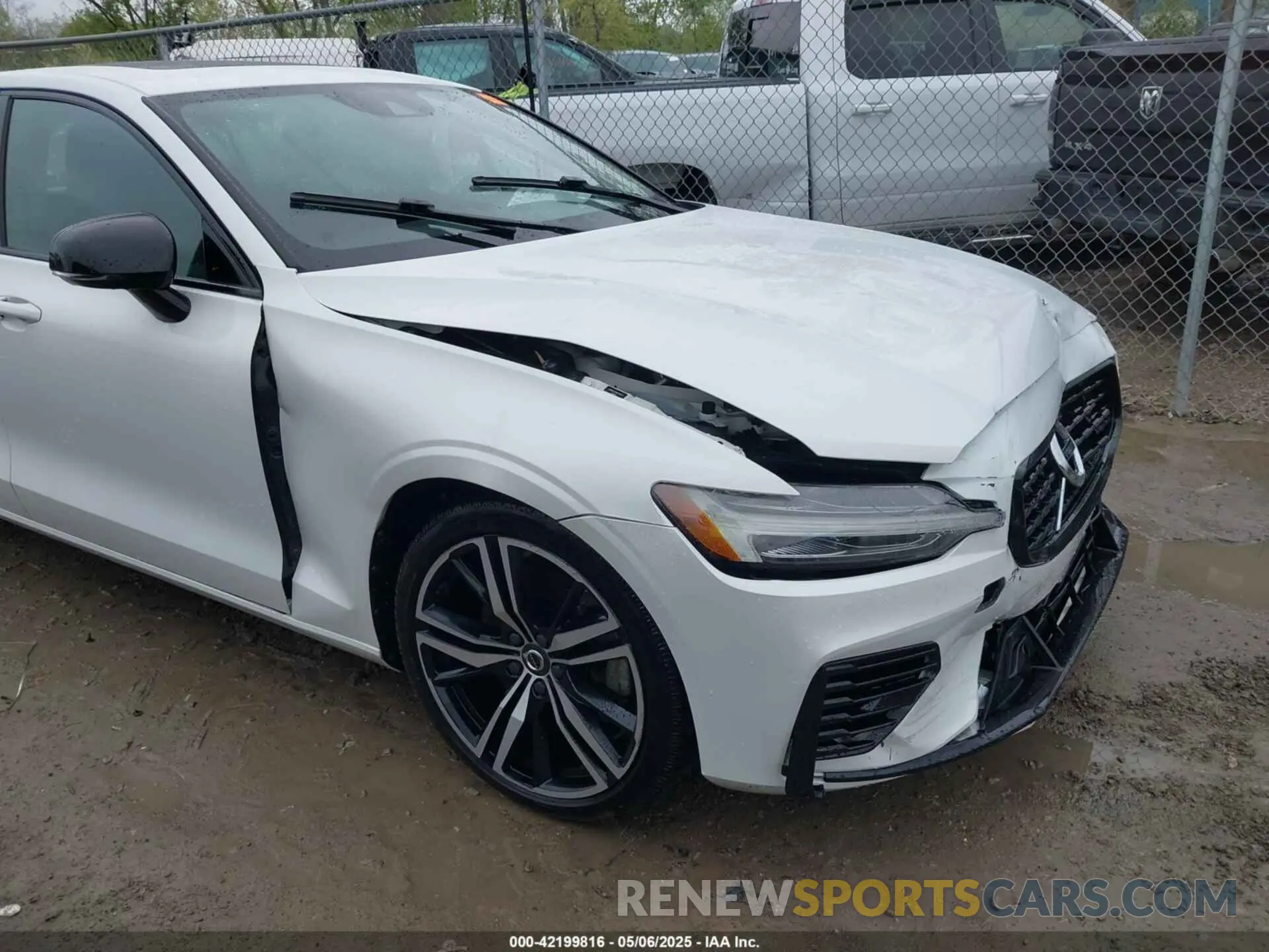 17 Photograph of a damaged car 7JRBR0FZ6MG112630 VOLVO S60 RECHARGE PLUG-IN HYBRID 2021