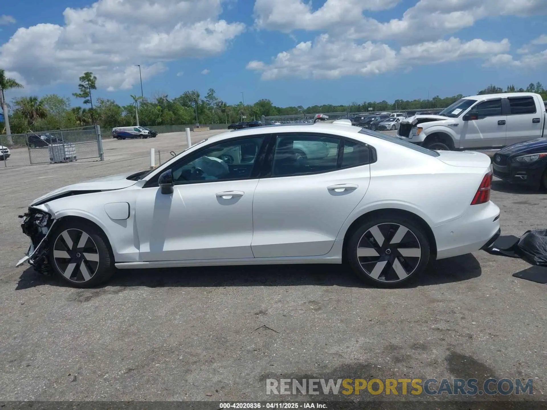 14 Photograph of a damaged car 7JRH60FL6RG297087 VOLVO S60 RECHARGE PLUG-IN HYBRID 2024
