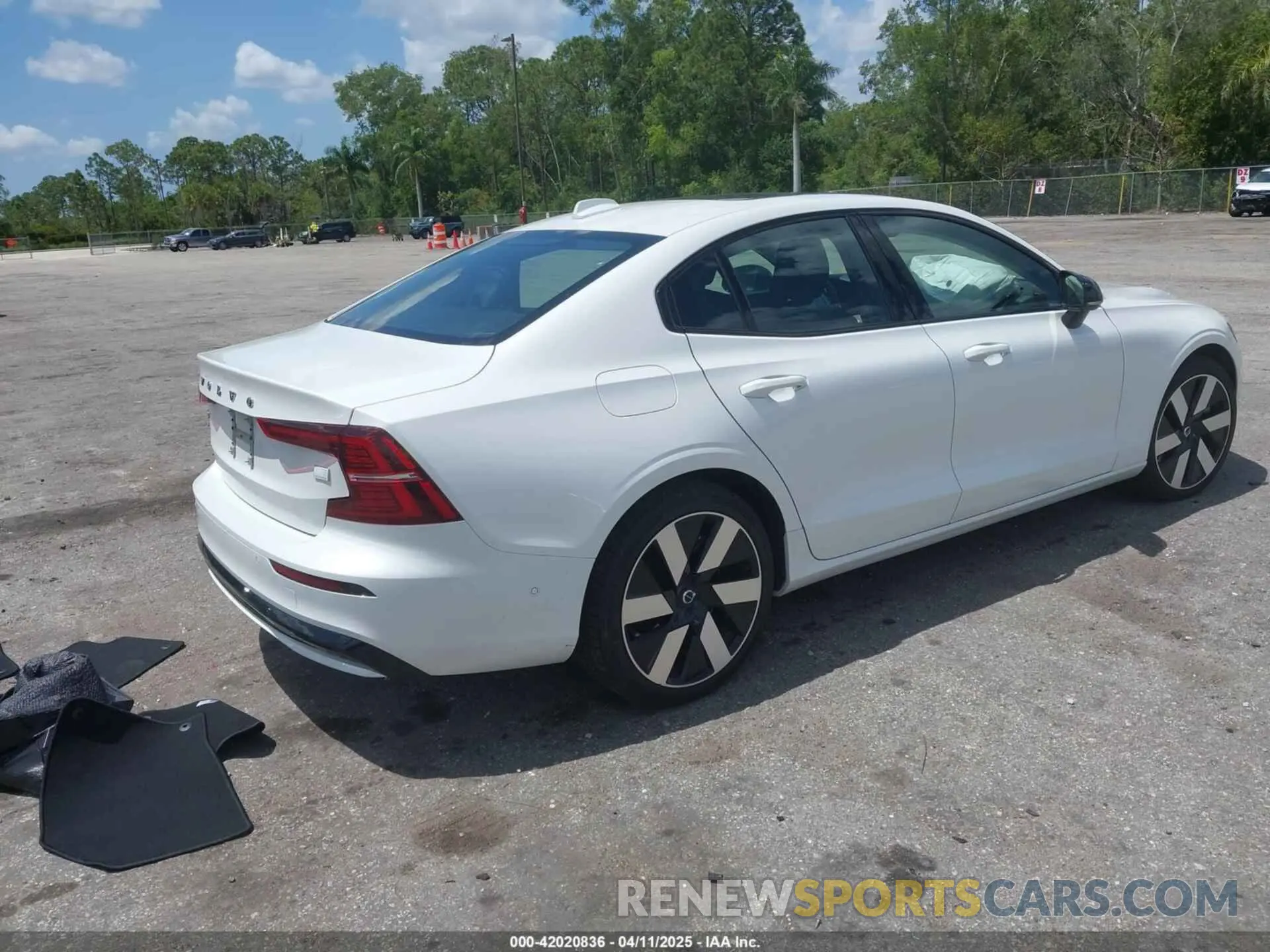 4 Photograph of a damaged car 7JRH60FL6RG297087 VOLVO S60 RECHARGE PLUG-IN HYBRID 2024