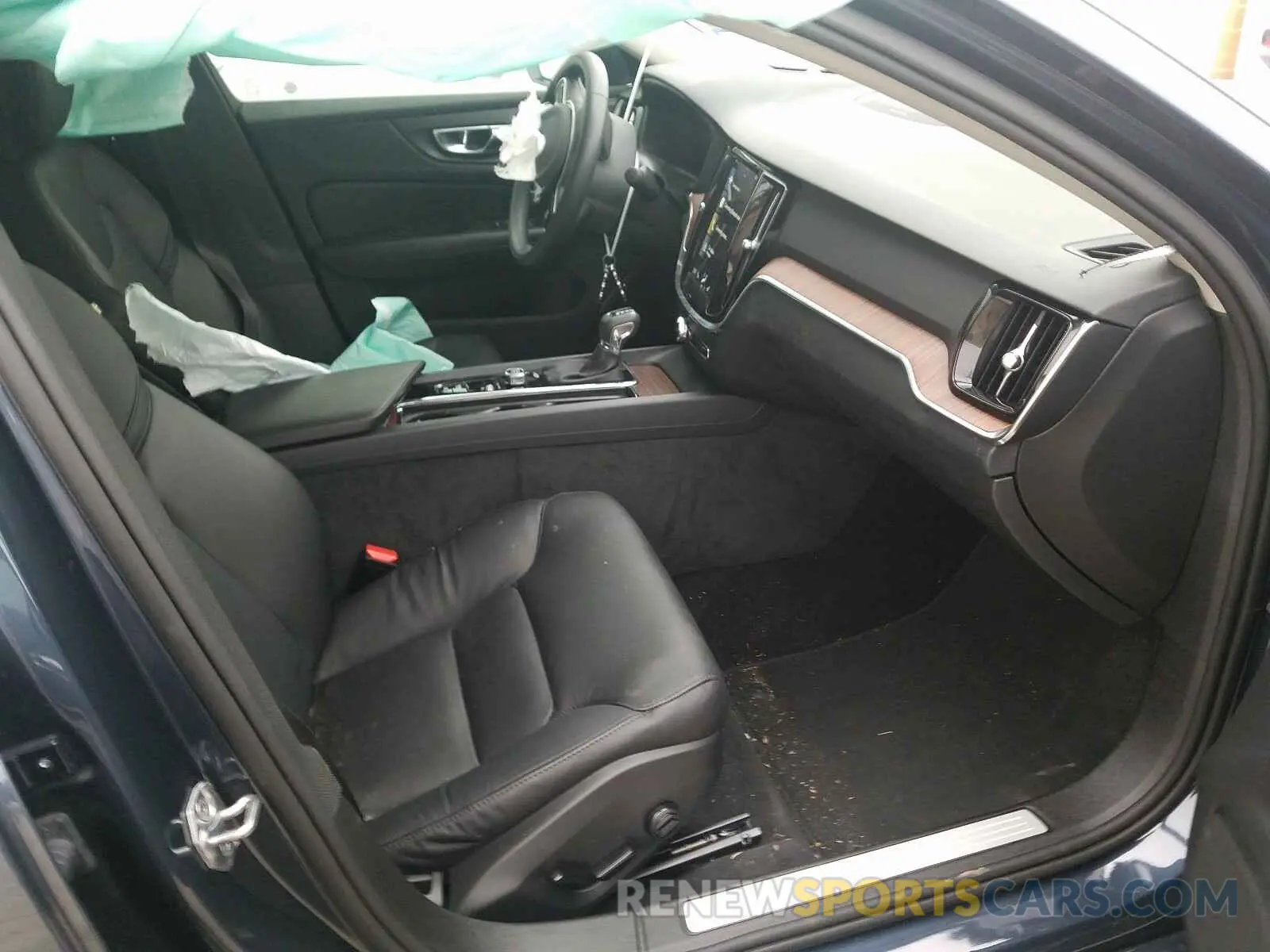 5 Photograph of a damaged car 7JR102FK2KG009528 VOLVO S60 T5 MOM 2019