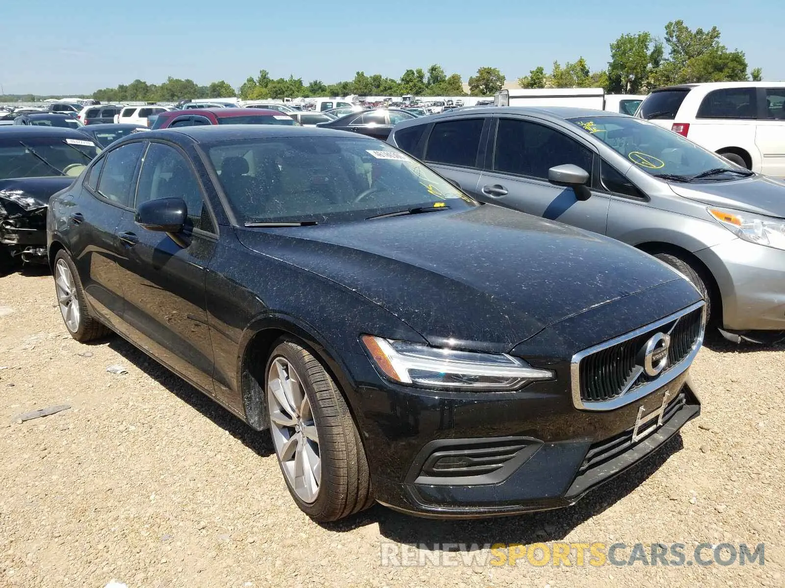 1 Photograph of a damaged car 7JR102FK2KG017211 VOLVO S60 T5 MOM 2019