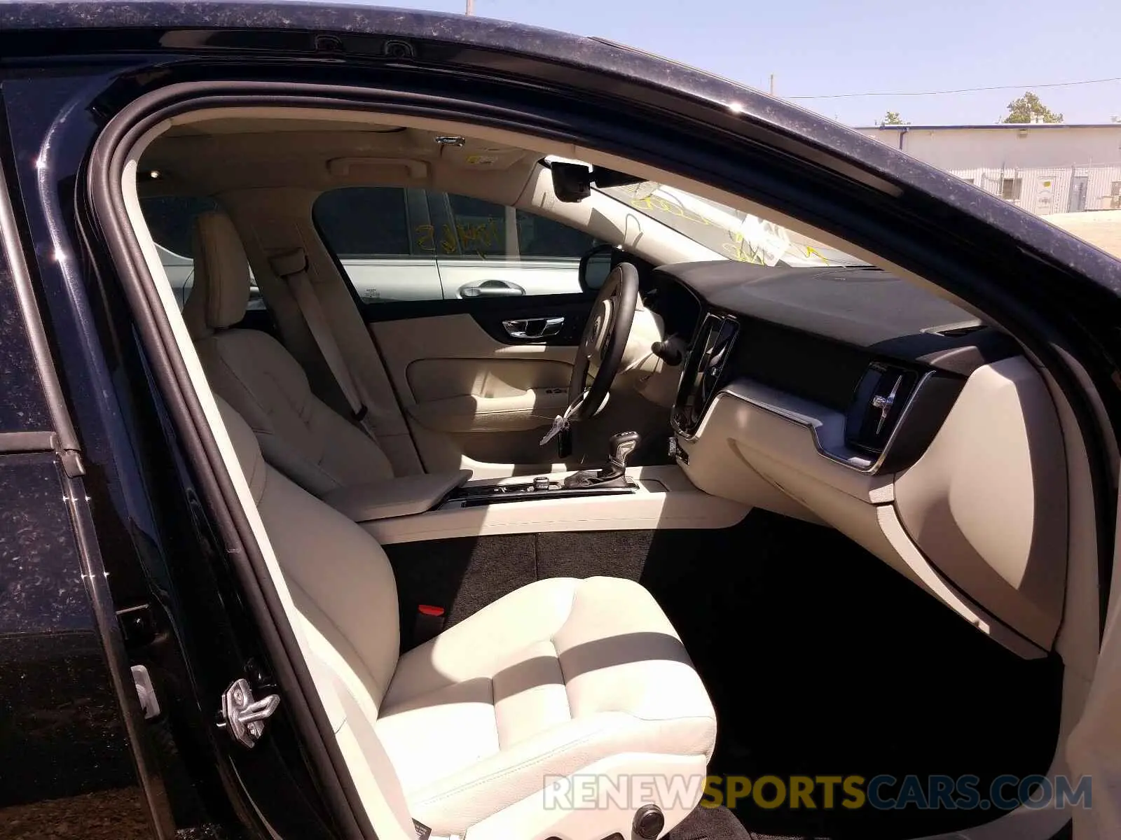 5 Photograph of a damaged car 7JR102FK2KG017211 VOLVO S60 T5 MOM 2019