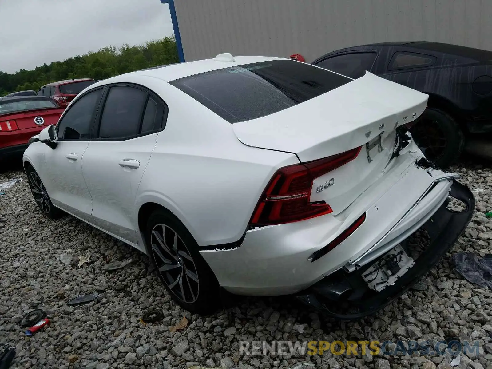 3 Photograph of a damaged car 7JRA22TK0LG033780 VOLVO S60 T6 MOM 2020
