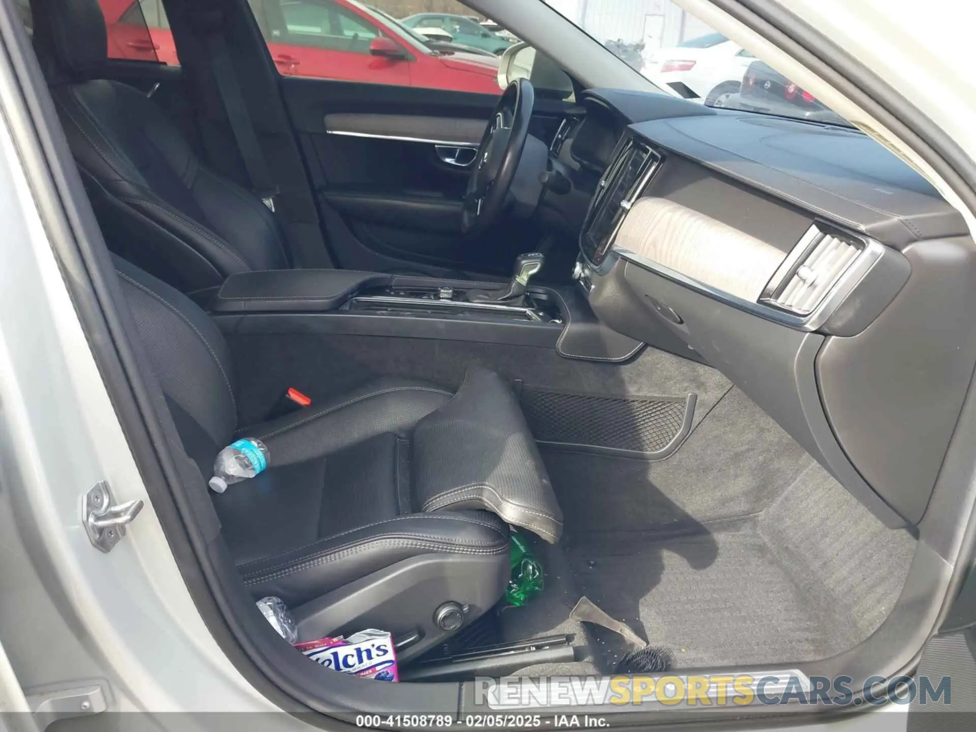 5 Photograph of a damaged car LVYA22ML8MP206915 VOLVO S90 2021