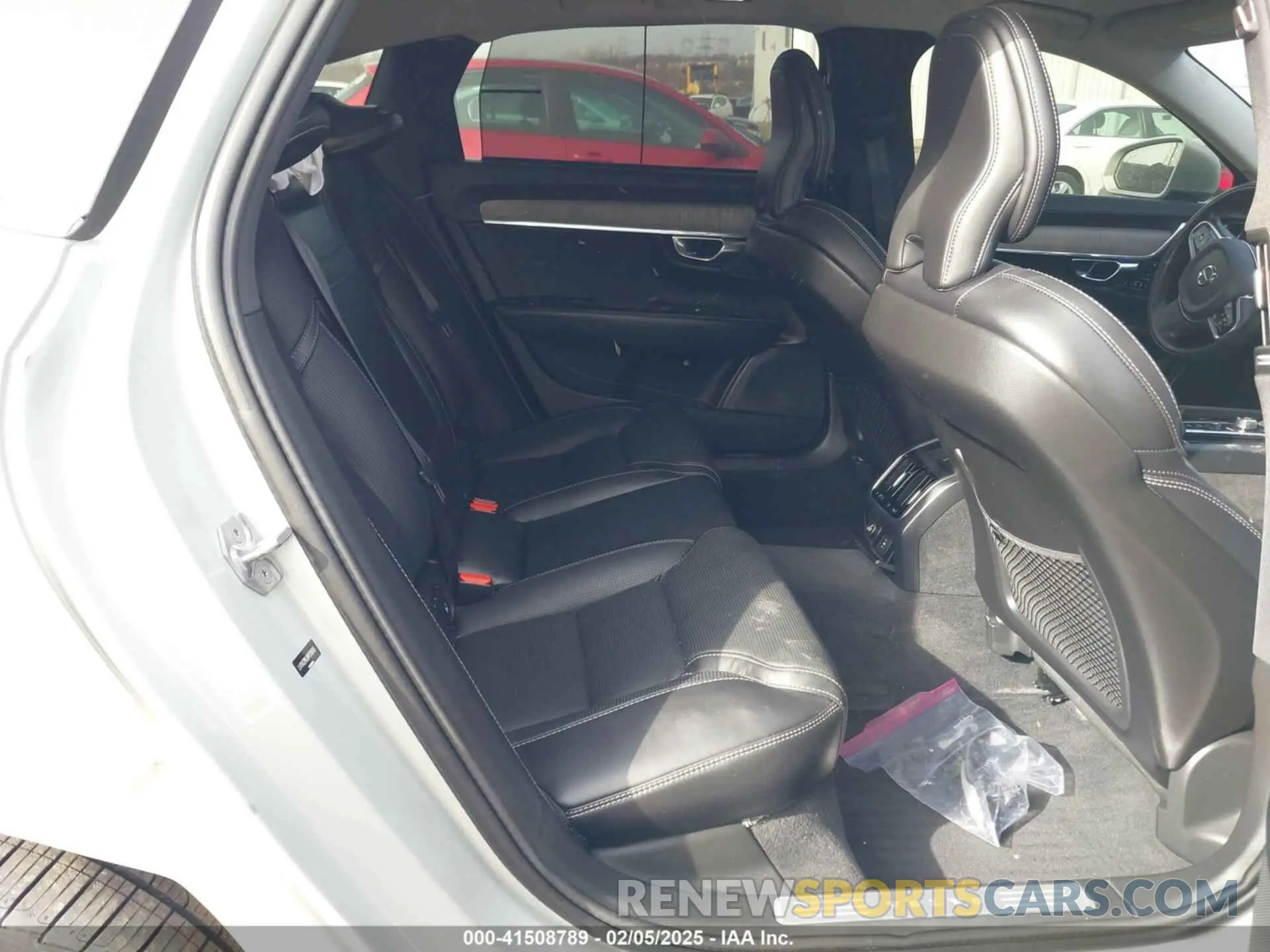 8 Photograph of a damaged car LVYA22ML8MP206915 VOLVO S90 2021