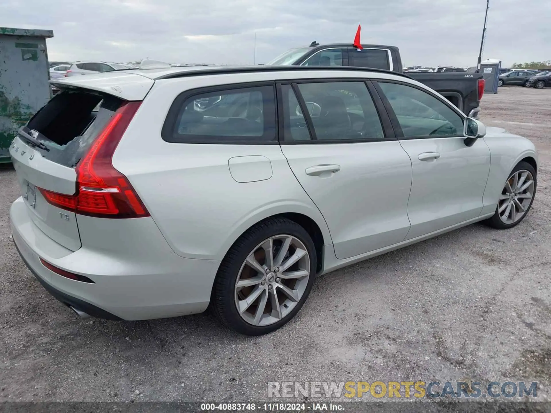 4 Photograph of a damaged car YV1102EK1L2348922 VOLVO V60 2020