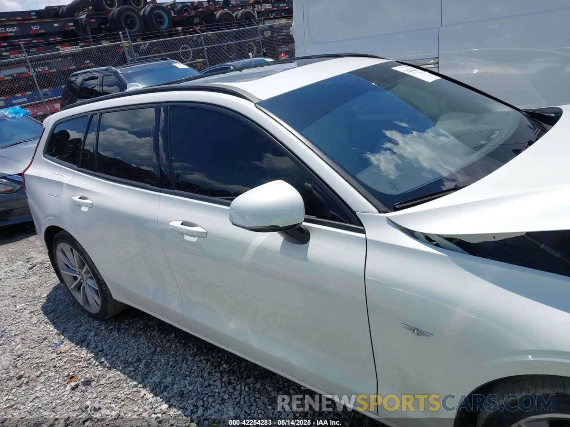 13 Photograph of a damaged car YV1102EKXL2398556 VOLVO V60 2020