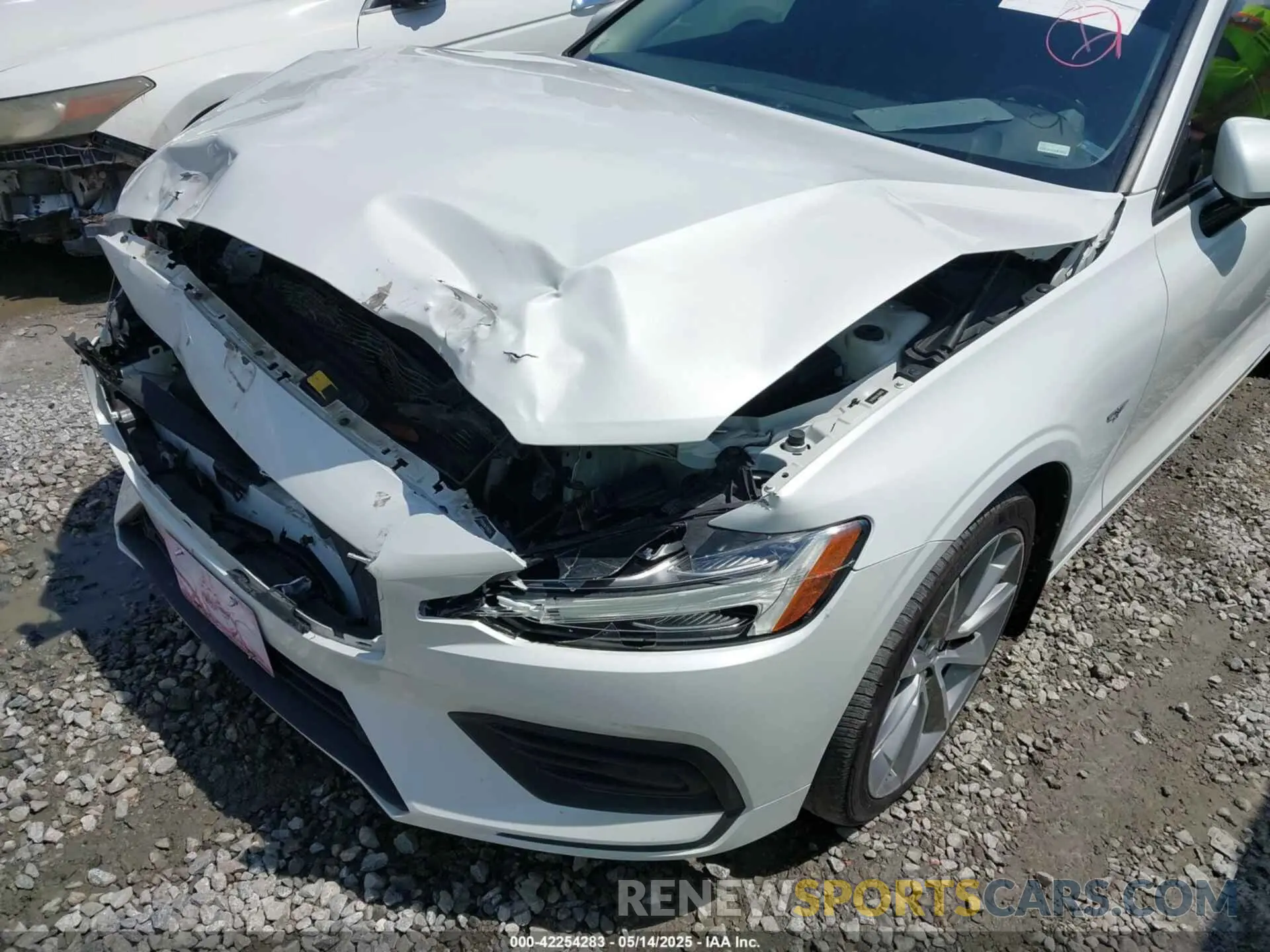 6 Photograph of a damaged car YV1102EKXL2398556 VOLVO V60 2020