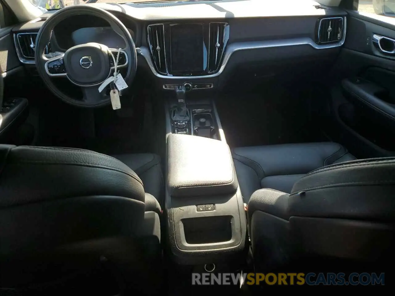 8 Photograph of a damaged car YV4102WK8L1030464 VOLVO V60 2020
