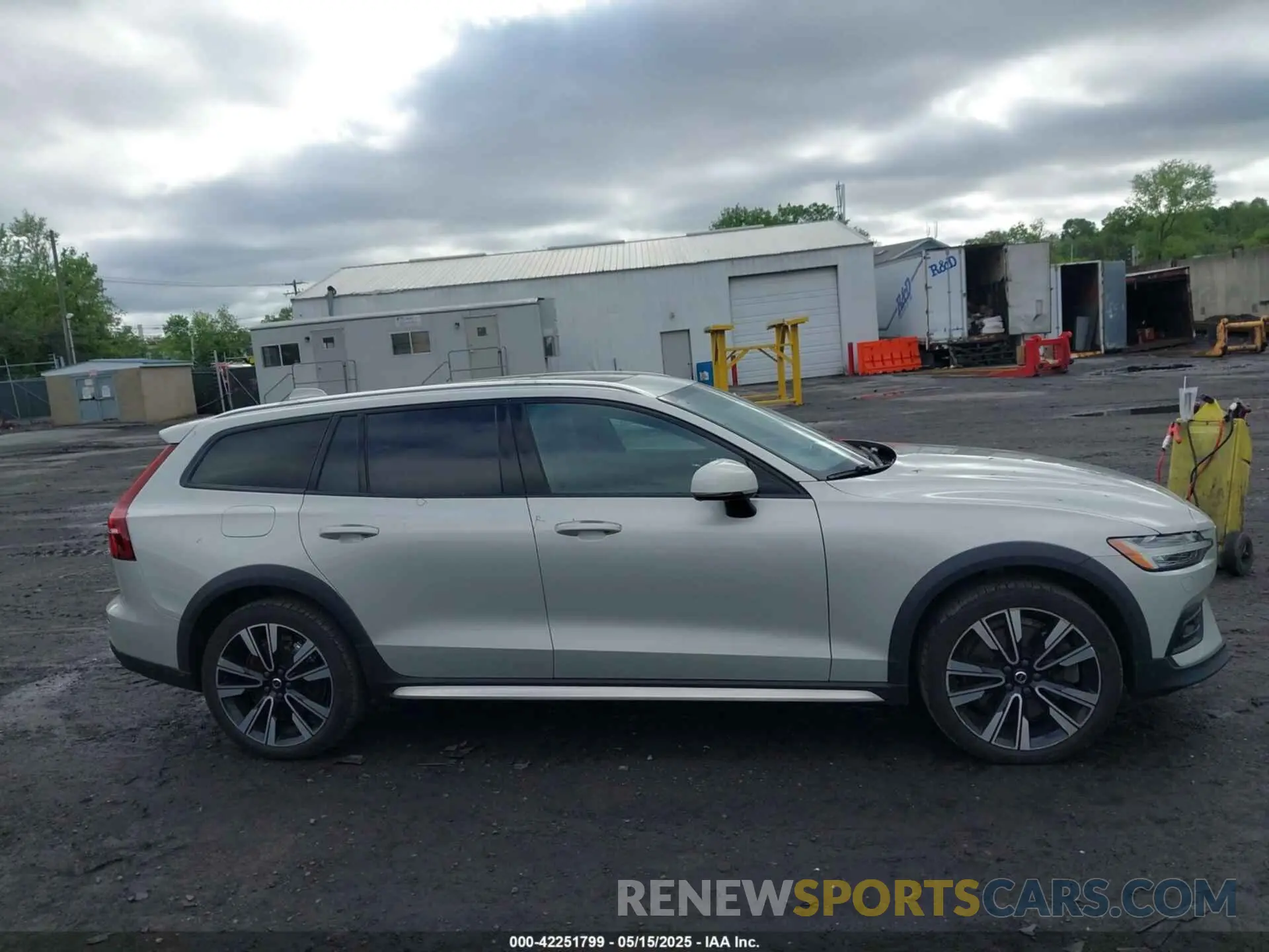 13 Фотография поврежденного автомобиля YV4102WKXL1030210 VOLVO V60 CROSS COUNTRY 2020